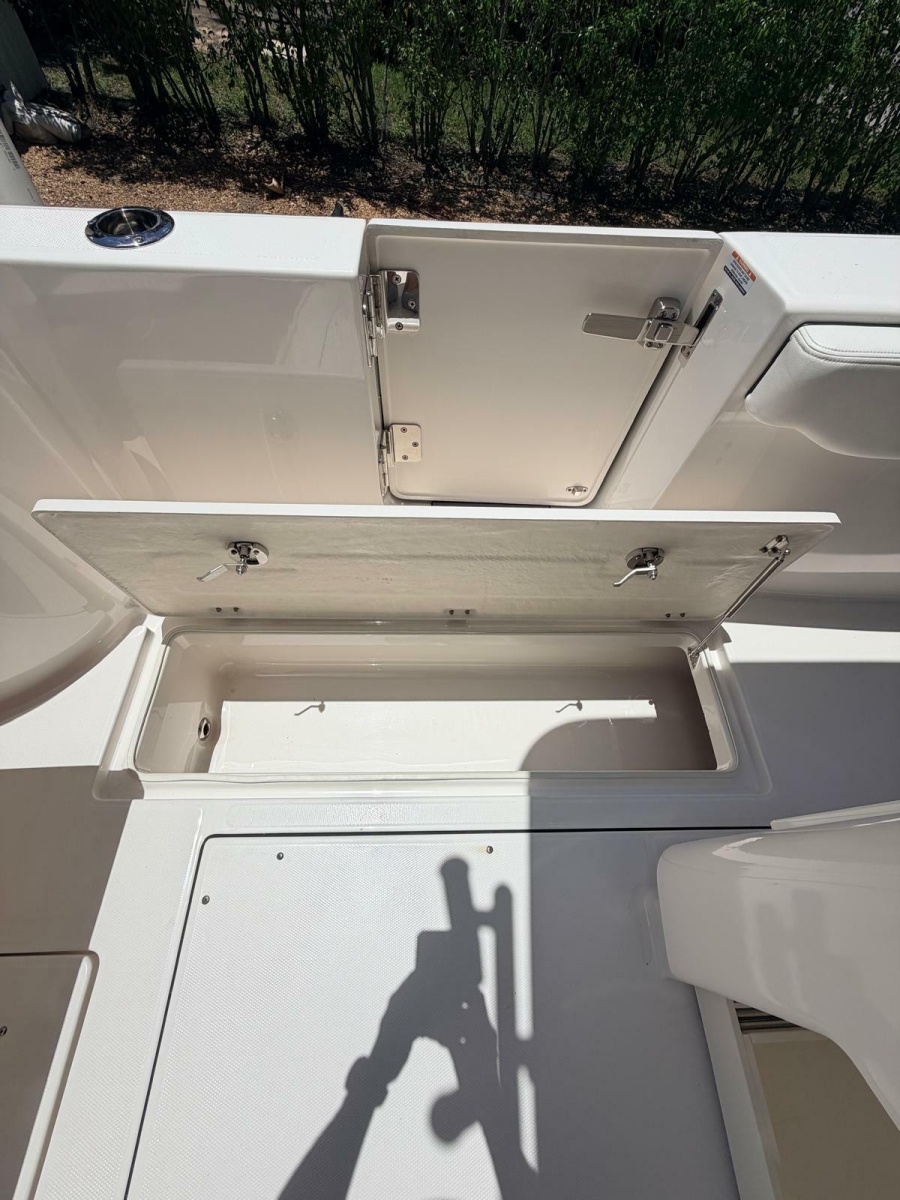2022 Robalo R302 Center Console