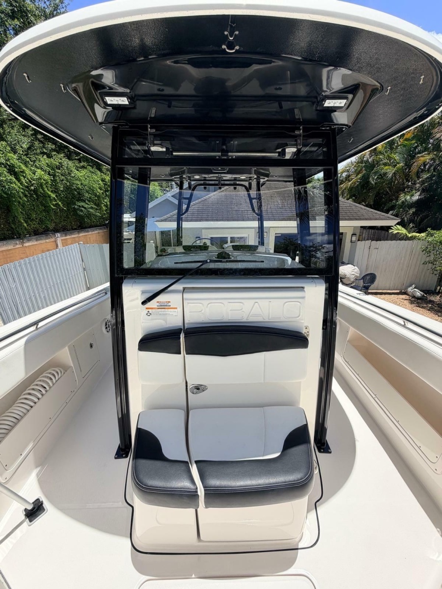 2022 Robalo R302 Center Console