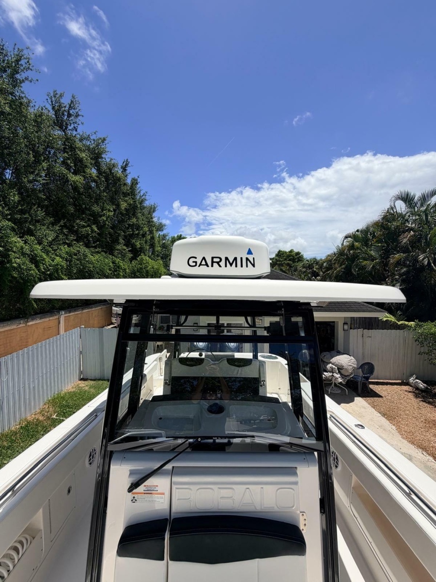 2022 Robalo R302 Center Console