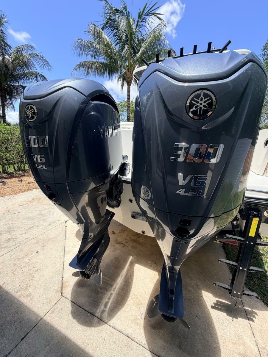2022 Robalo R302 Center Console
