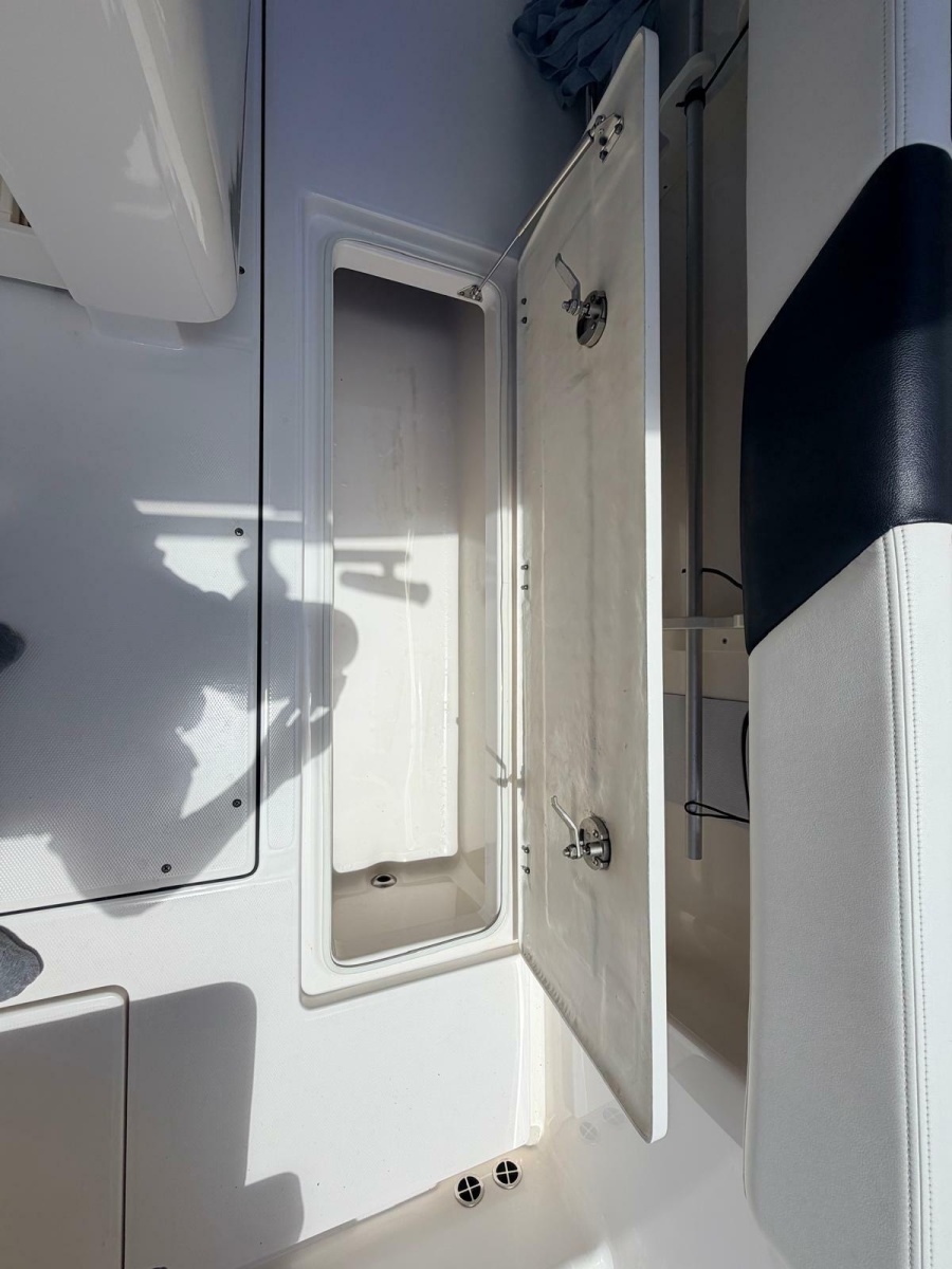 2022 Robalo R302 Center Console