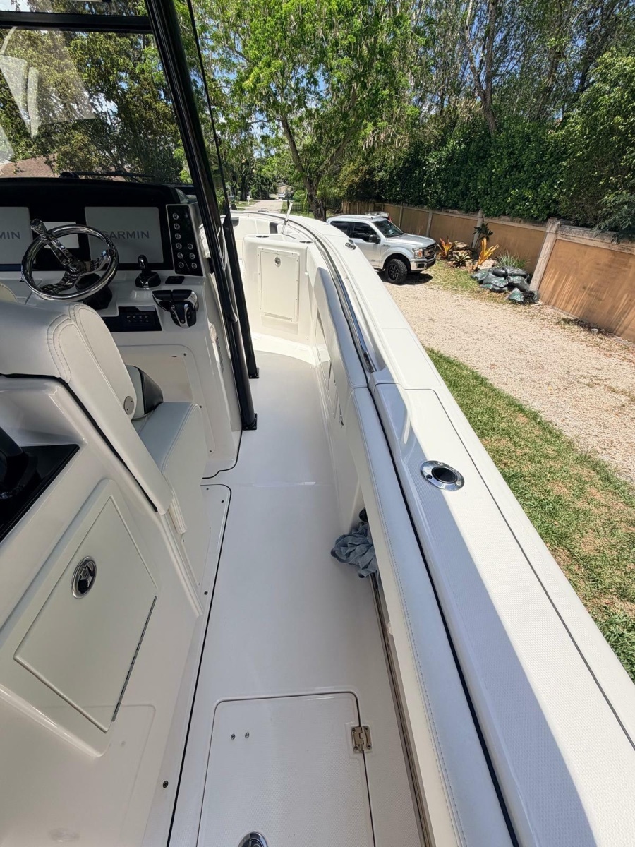 2022 Robalo R302 Center Console