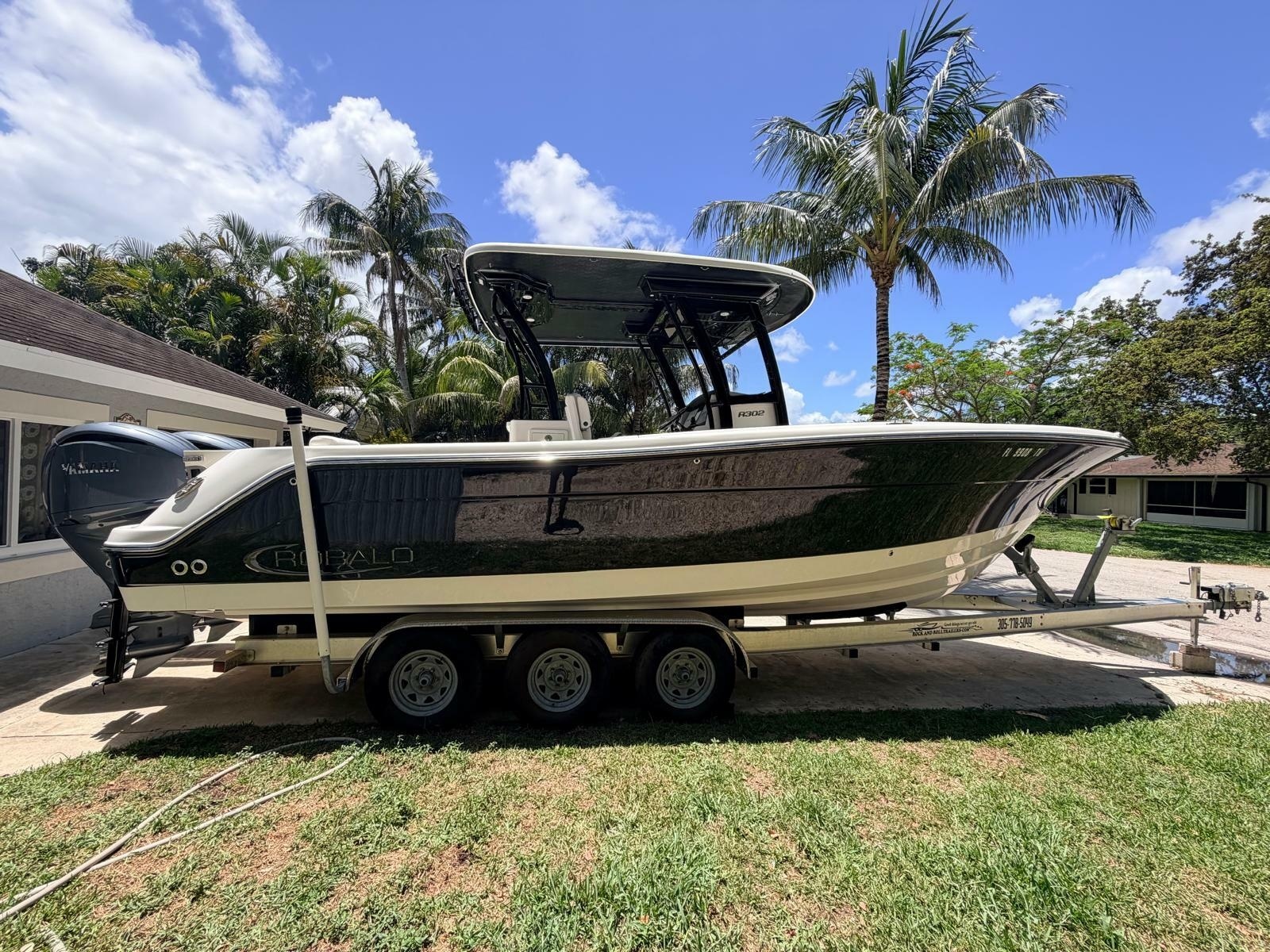 2022 Robalo R302 Center Console