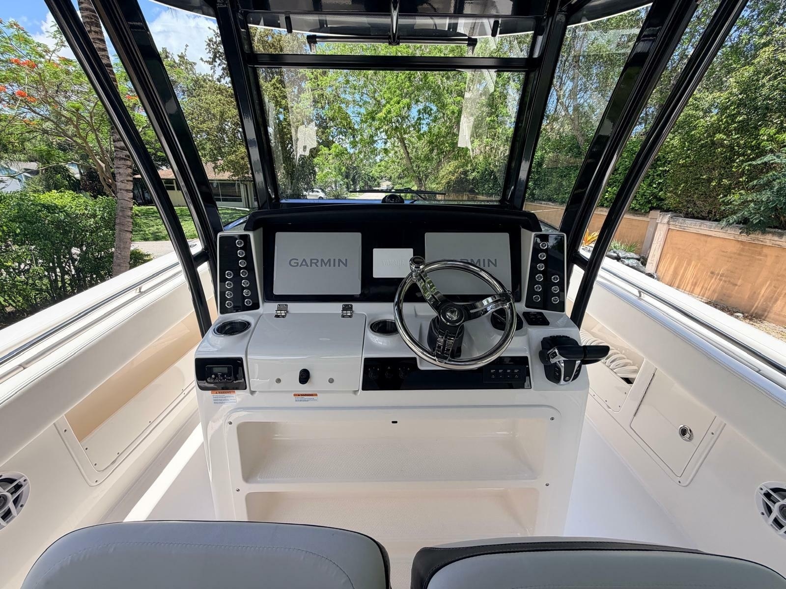 2022 Robalo R302 Center Console