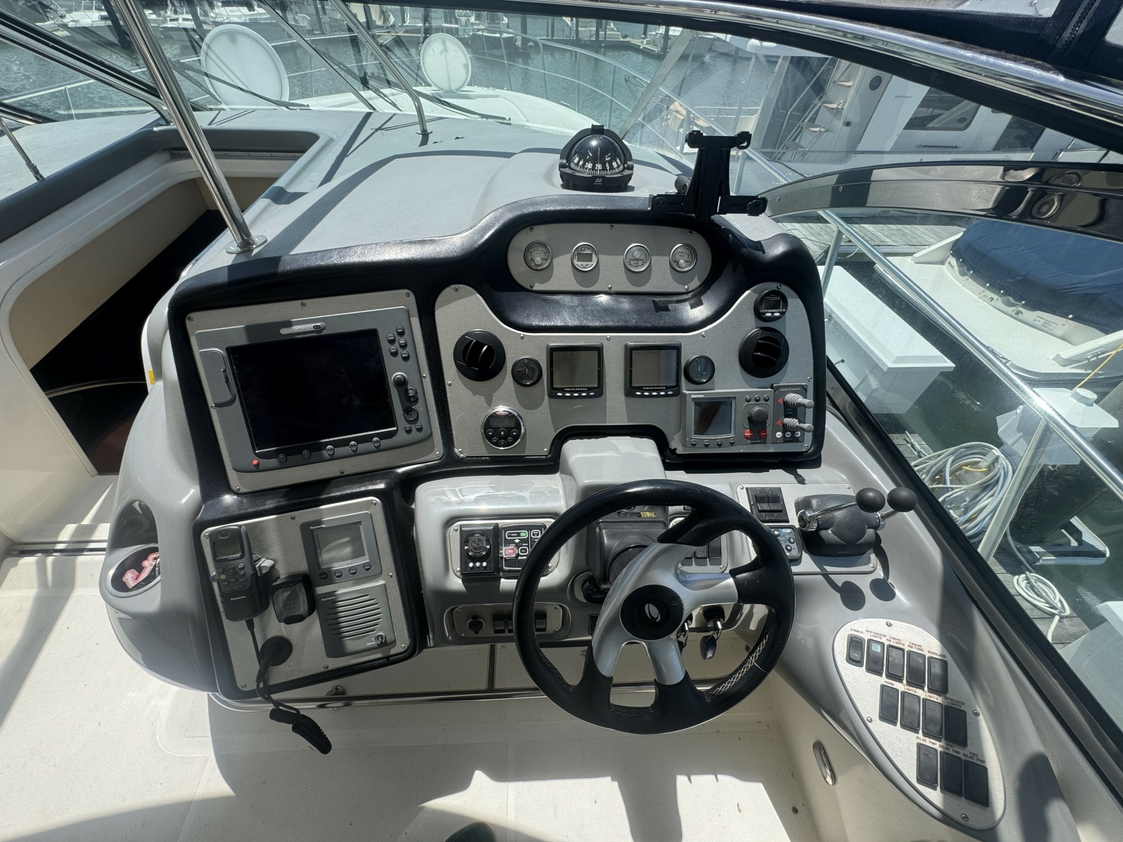 2006 Cruisers Yachts 520 Express