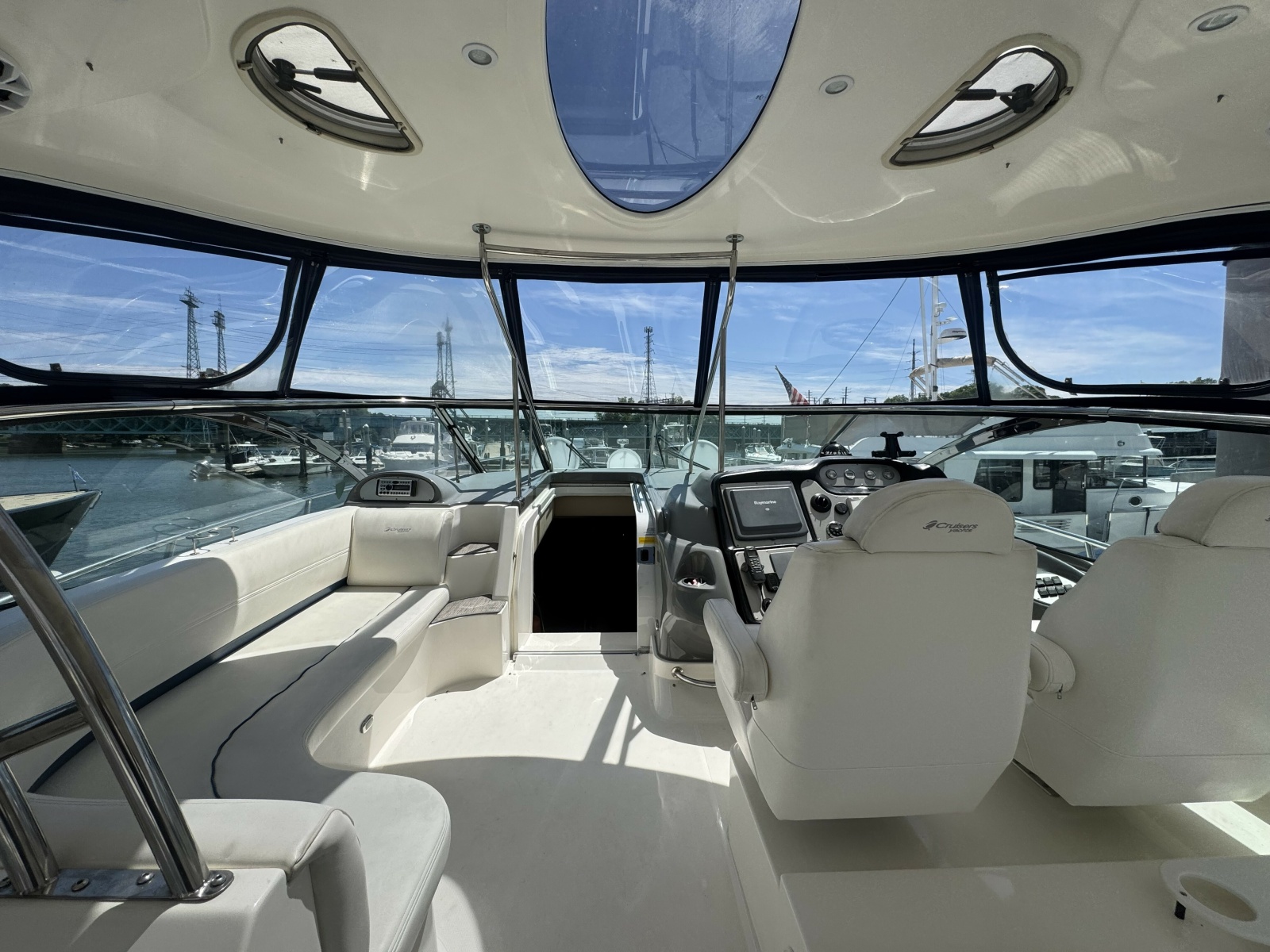 2006 Cruisers Yachts 520 Express