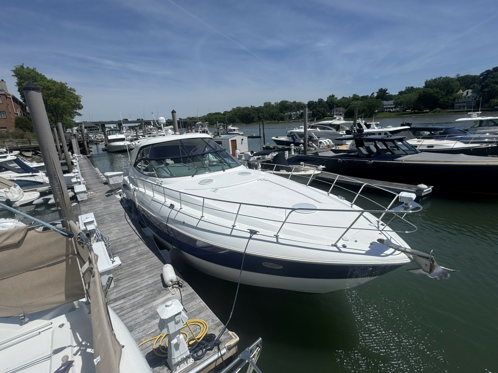 2006 Cruisers Yachts 520 Express
