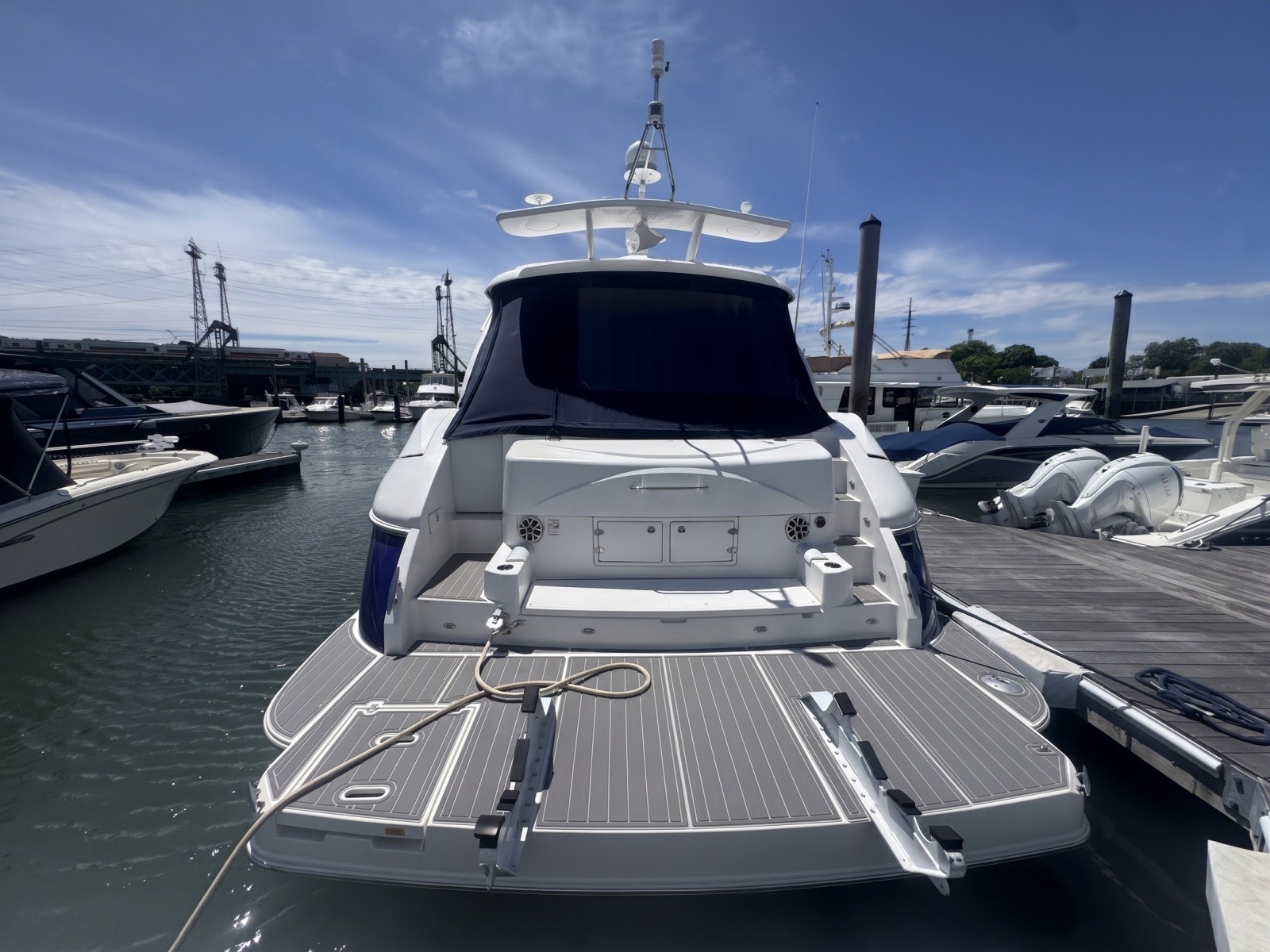 2006 Cruisers Yachts 520 Express