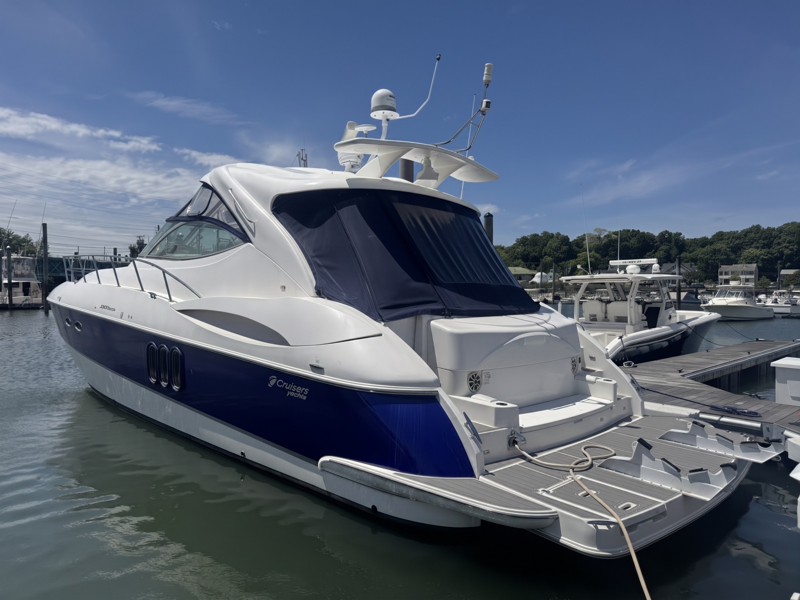 2006 Cruisers Yachts 520 Express
