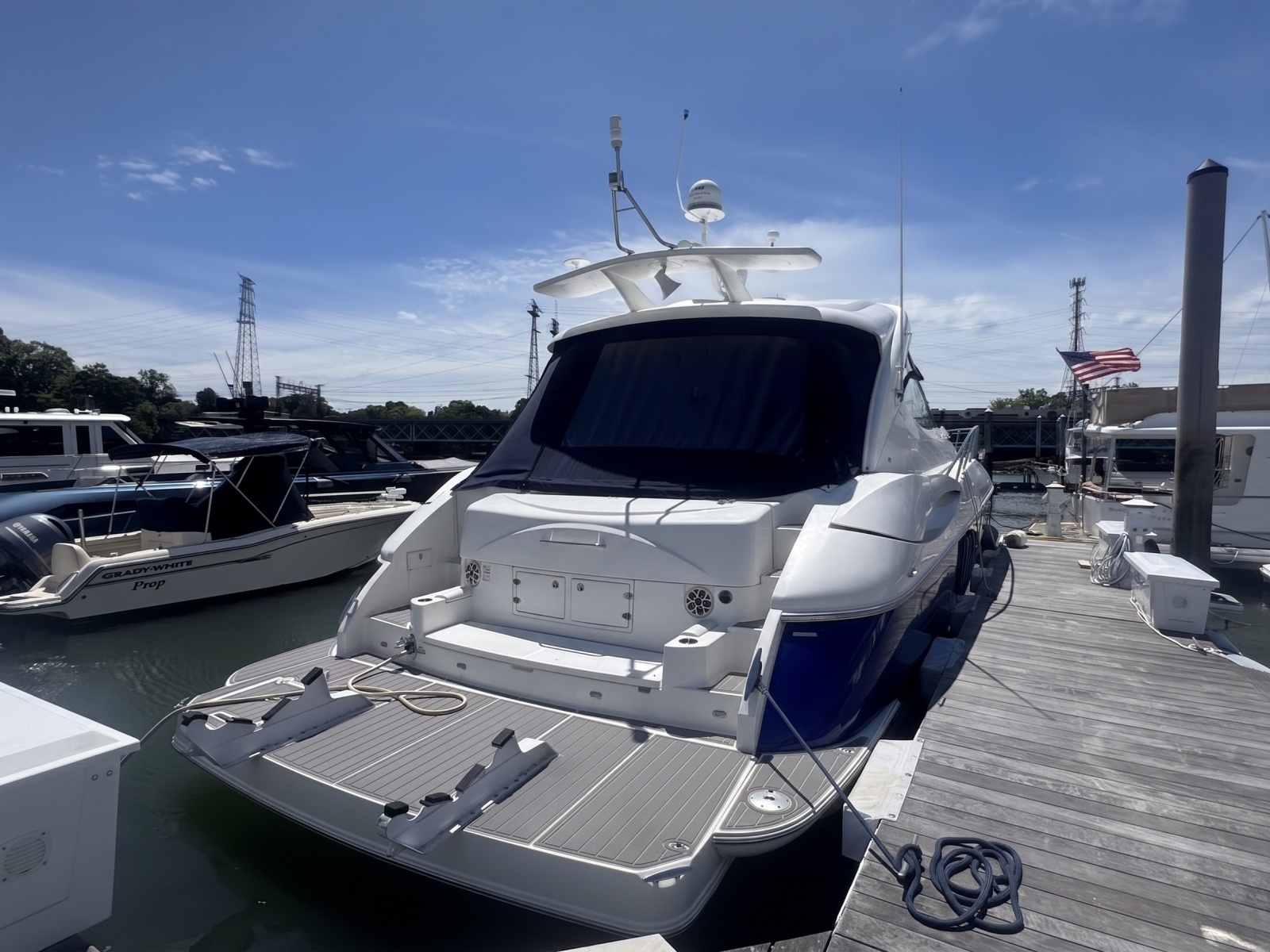 2006 Cruisers Yachts 520 Express