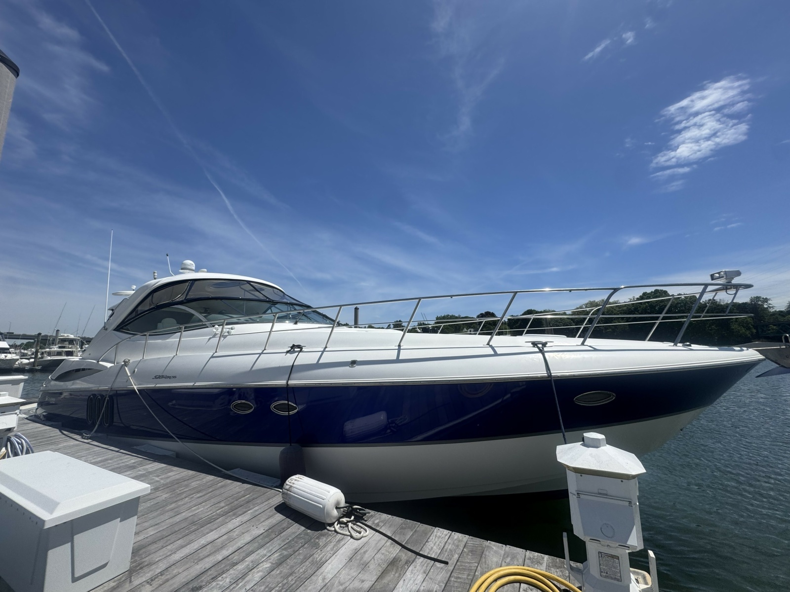 2006 Cruisers Yachts 520 Express