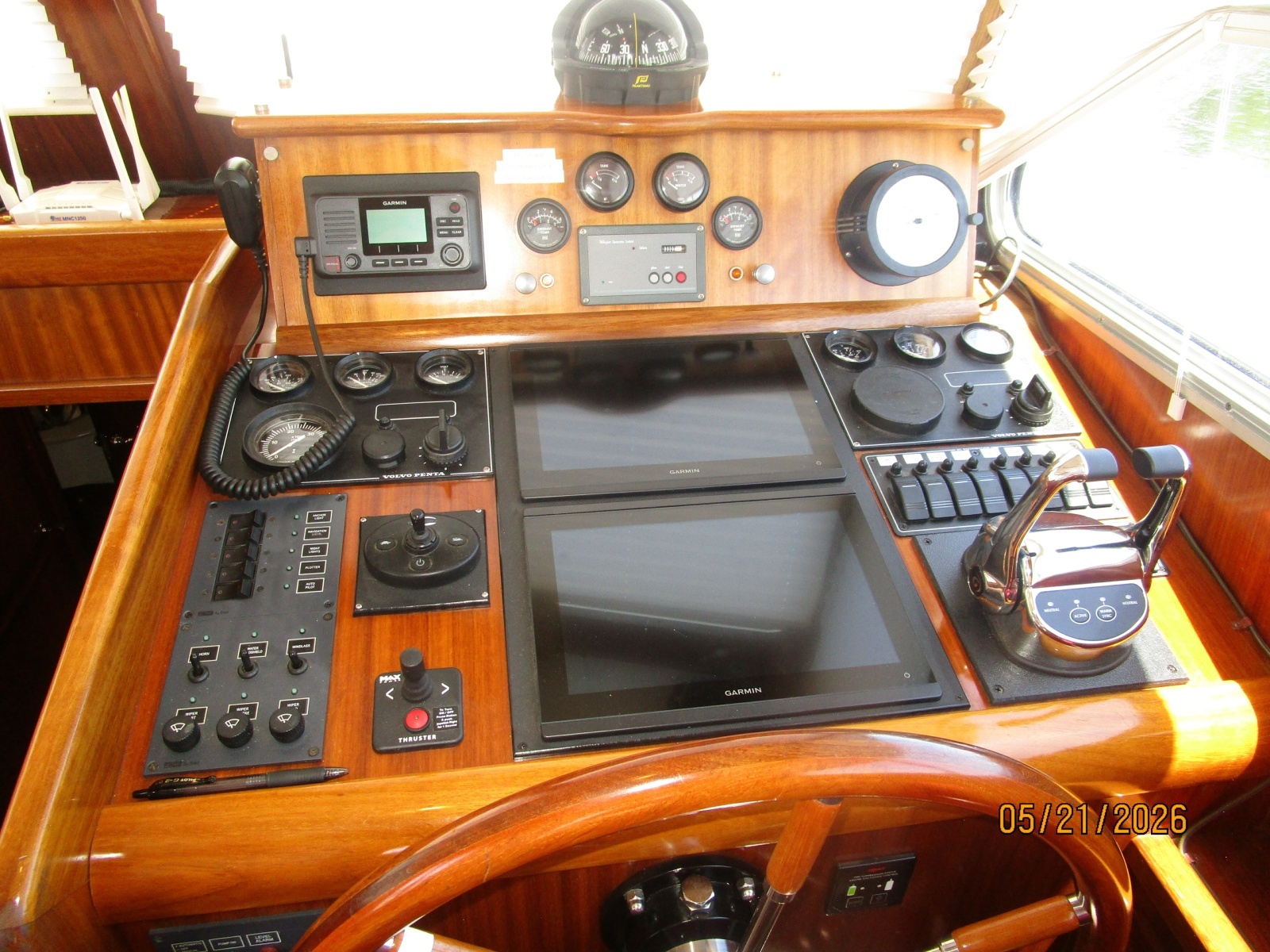 43' Menorquin pilothouse helm2