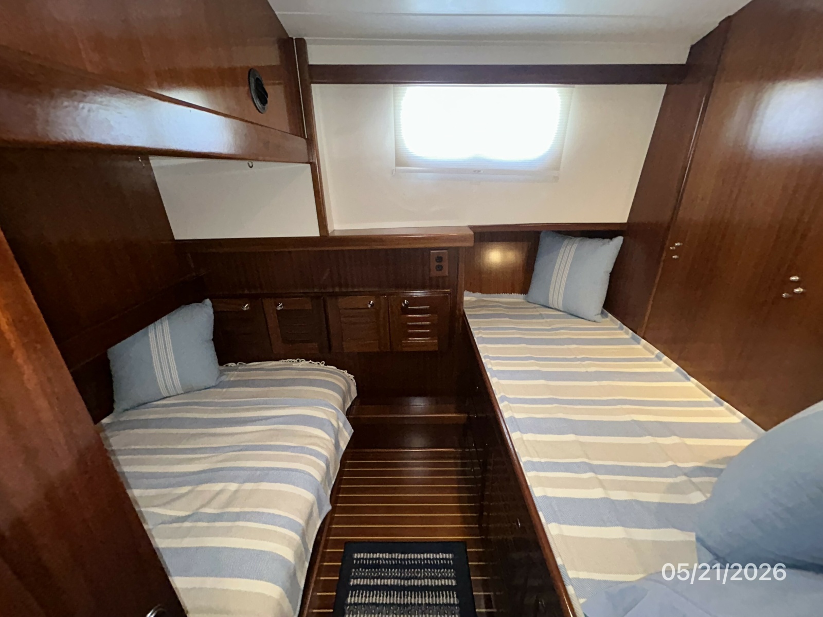 43' Menorquin guest stateroom