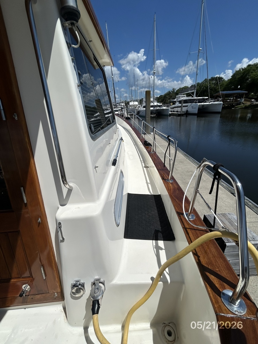 43' Menorquin starboard side deck2