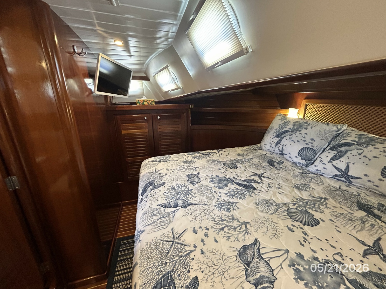 43' Menorquin master stateroom port