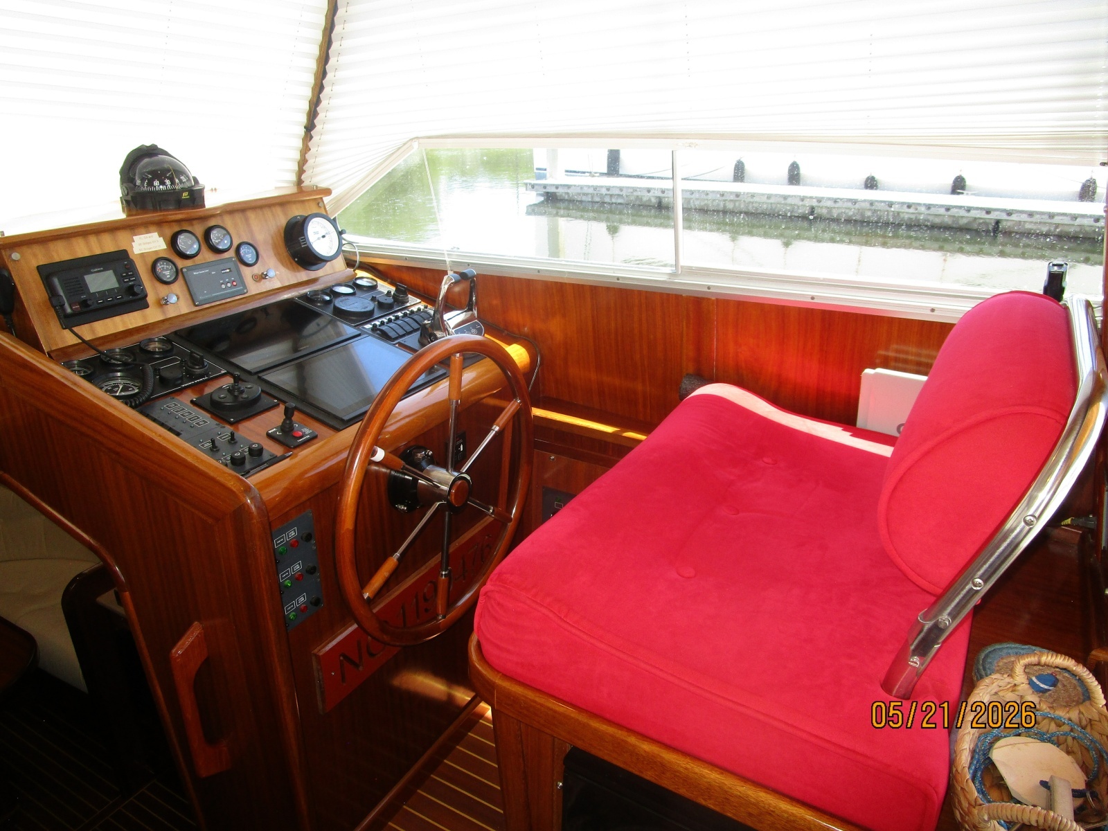 43' Menorquin pilothouse helm1