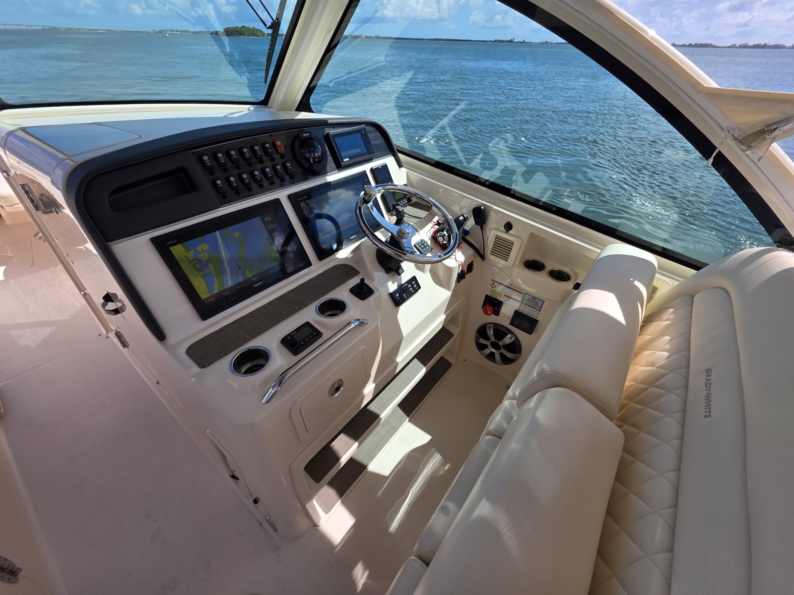 2019 Grady-White Freedom 375
