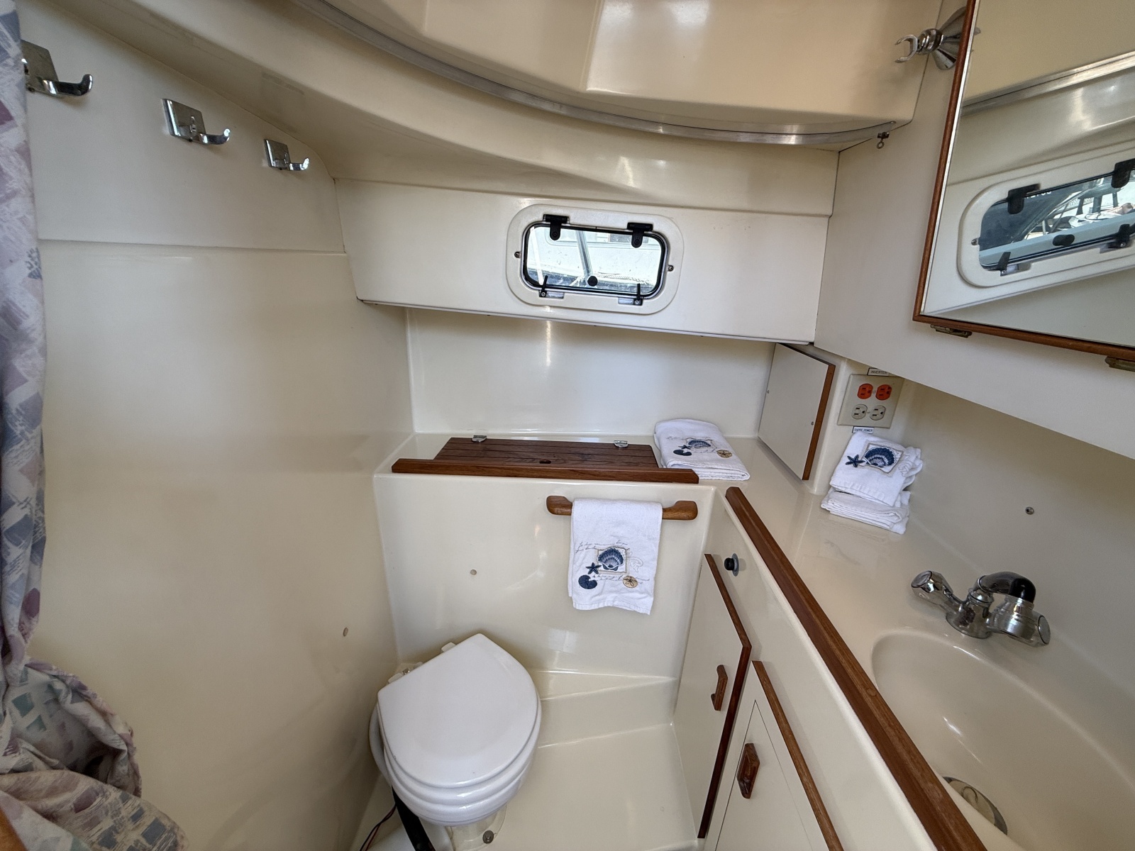 31ft Camano Yacht For Sale