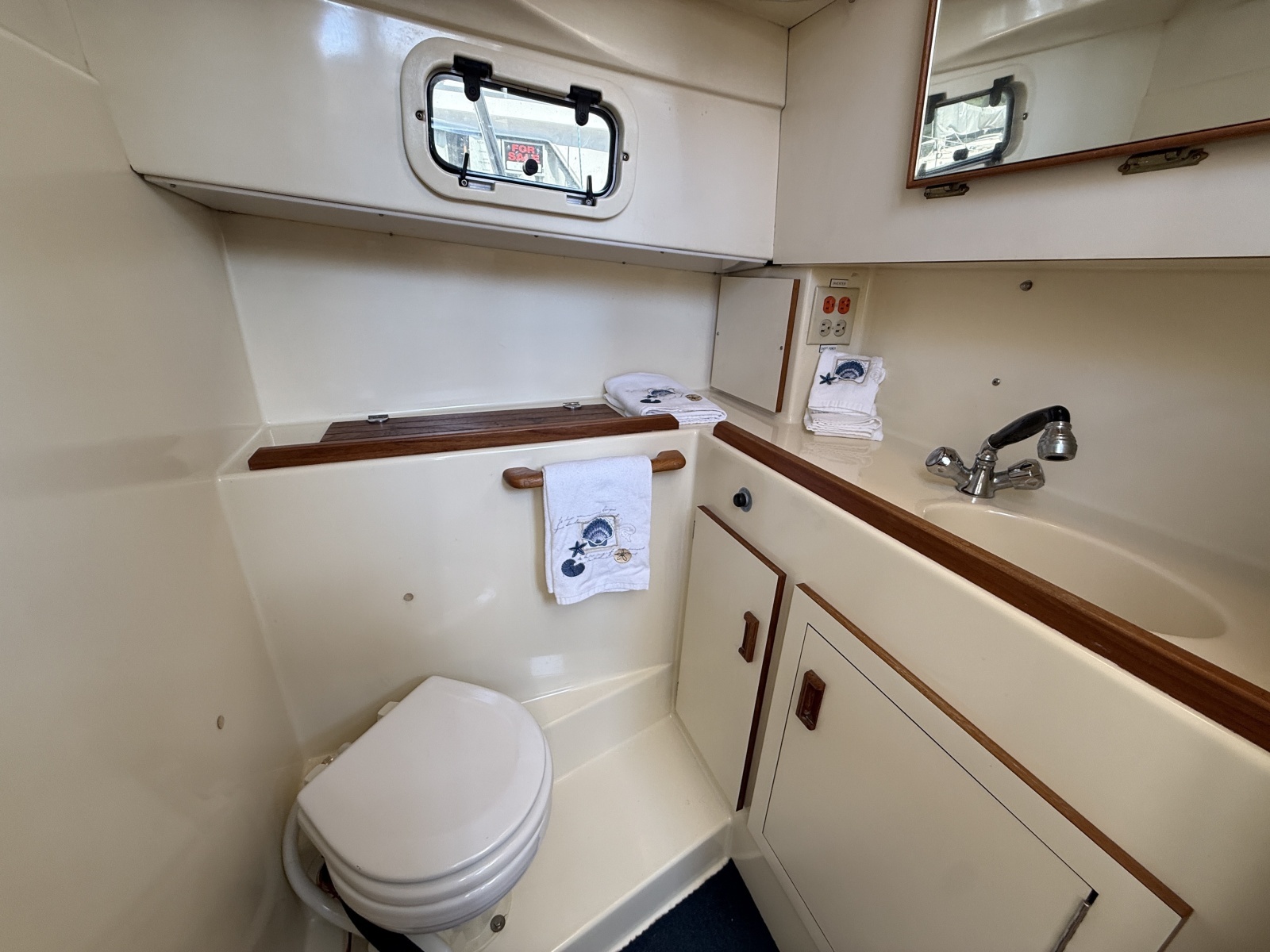 31ft Camano Yacht For Sale