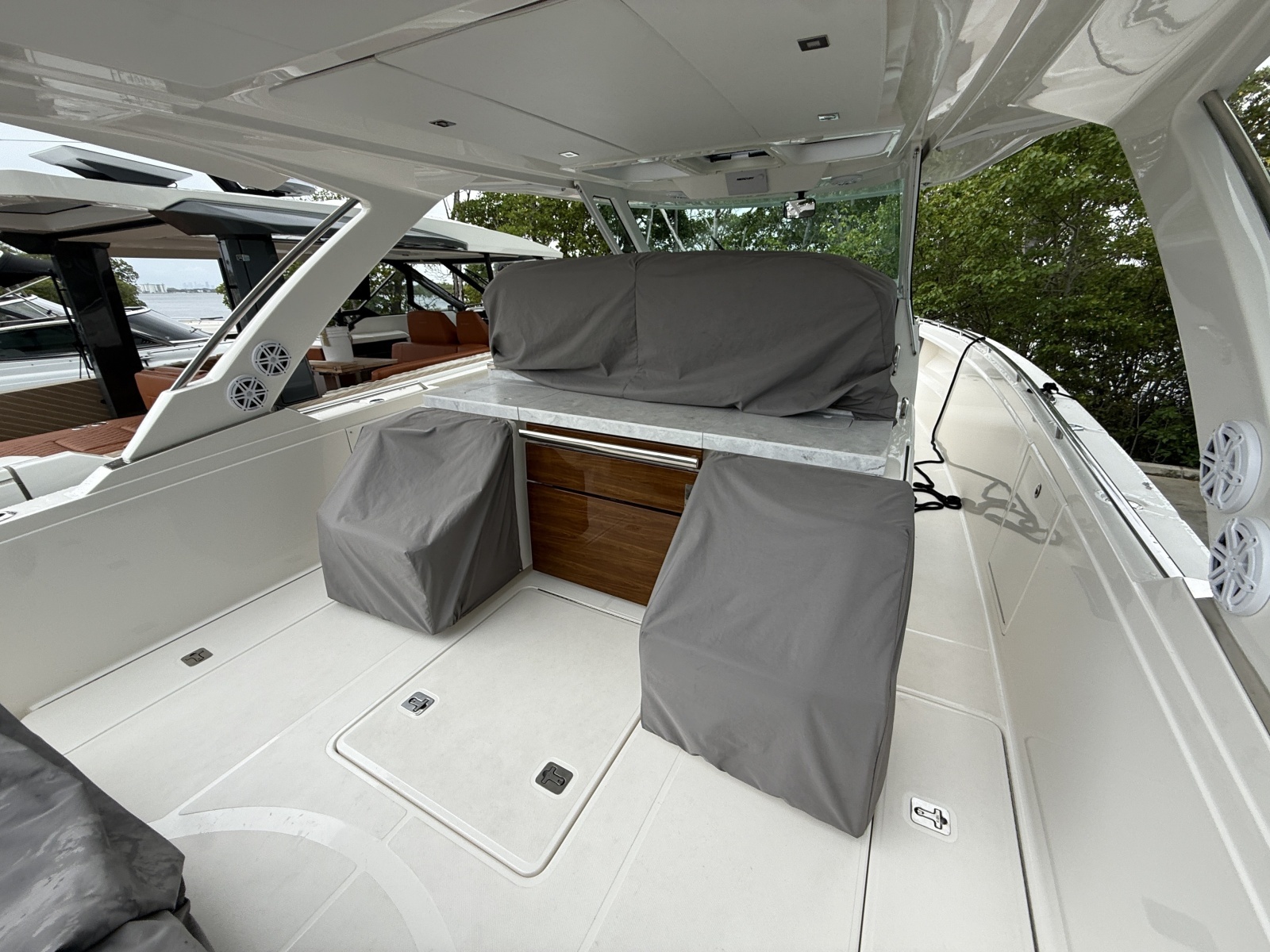 2025 Tiara Yachts 38LS
