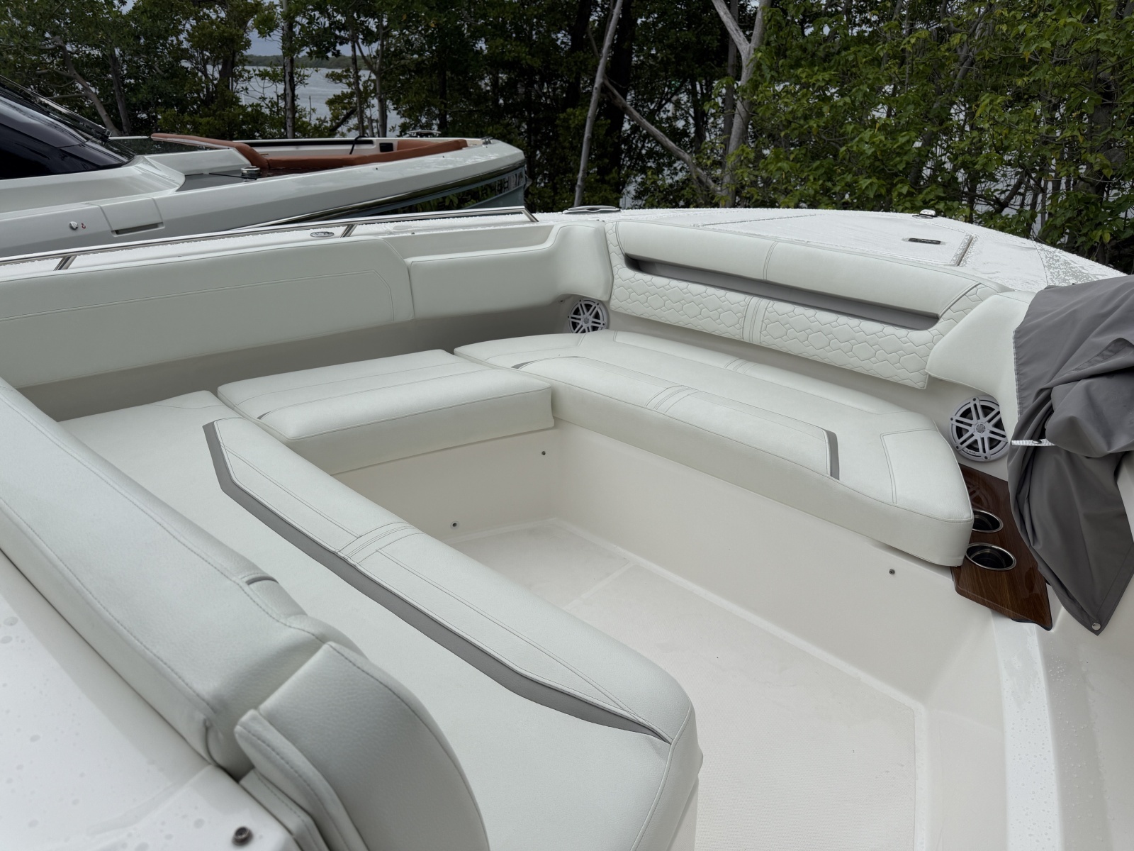 2025 Tiara Yachts 38LS