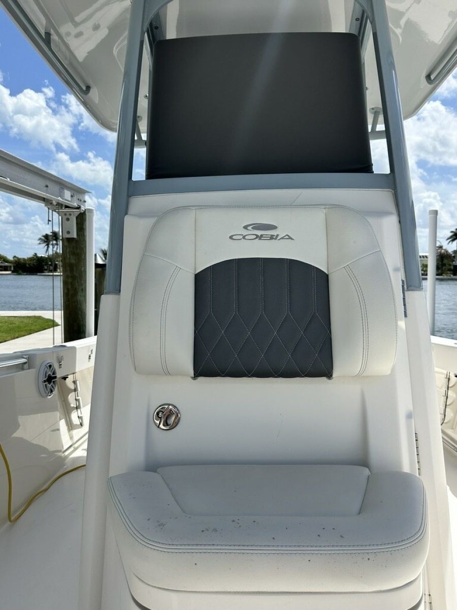 2021 Cobia 240 CC