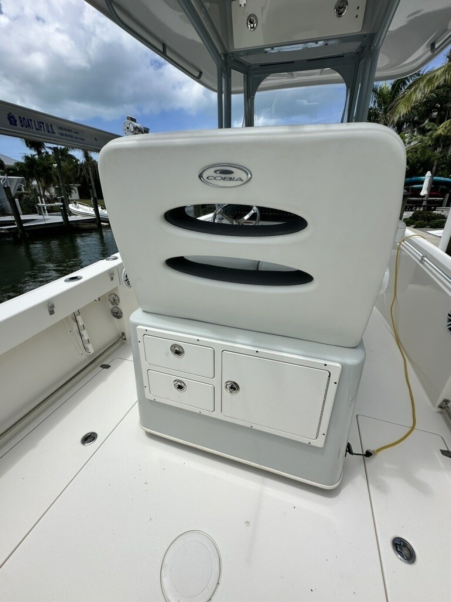 2021 Cobia 240 CC