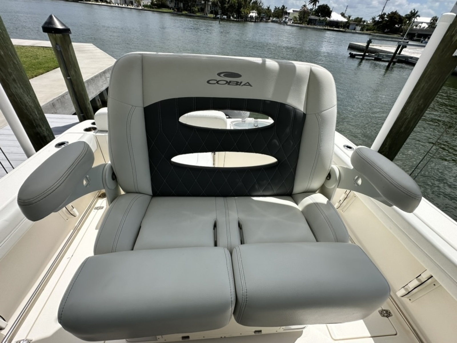 2021 Cobia 240 CC