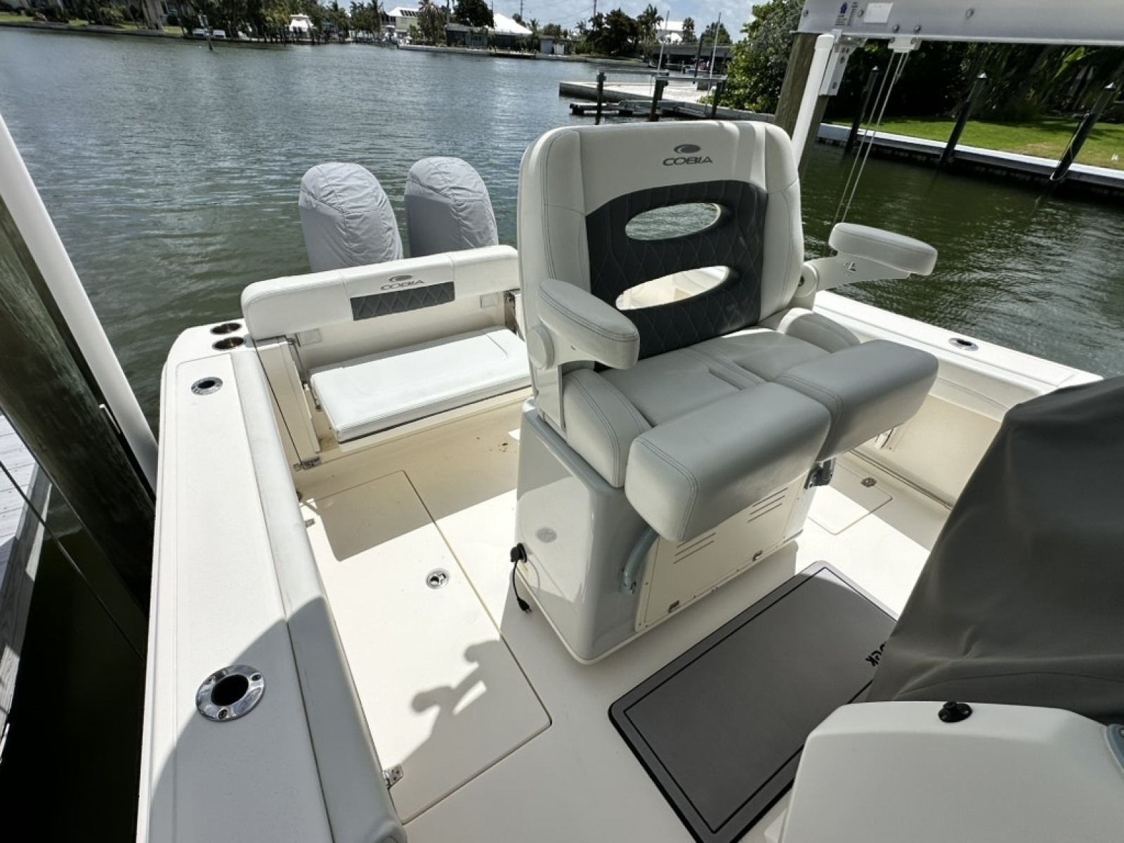 2021 Cobia 240 CC