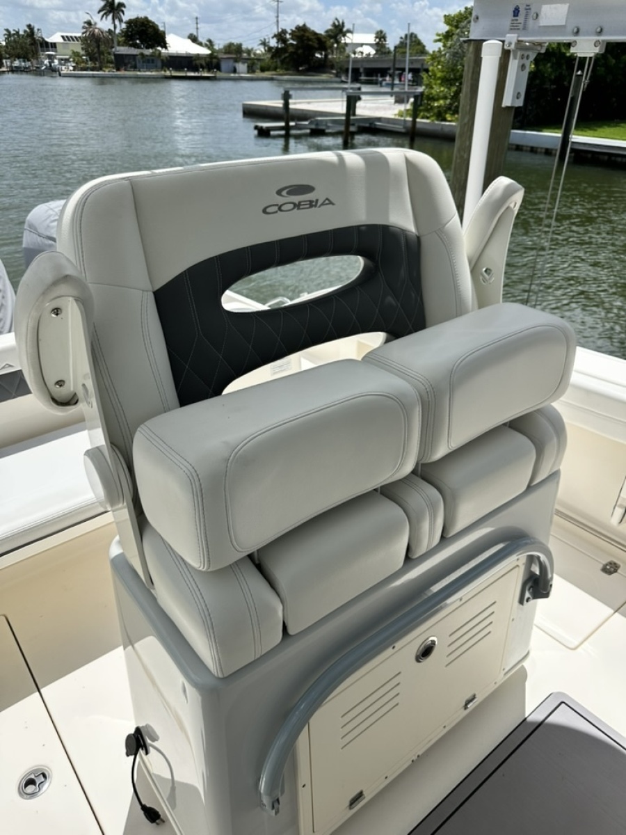 2021 Cobia 240 CC