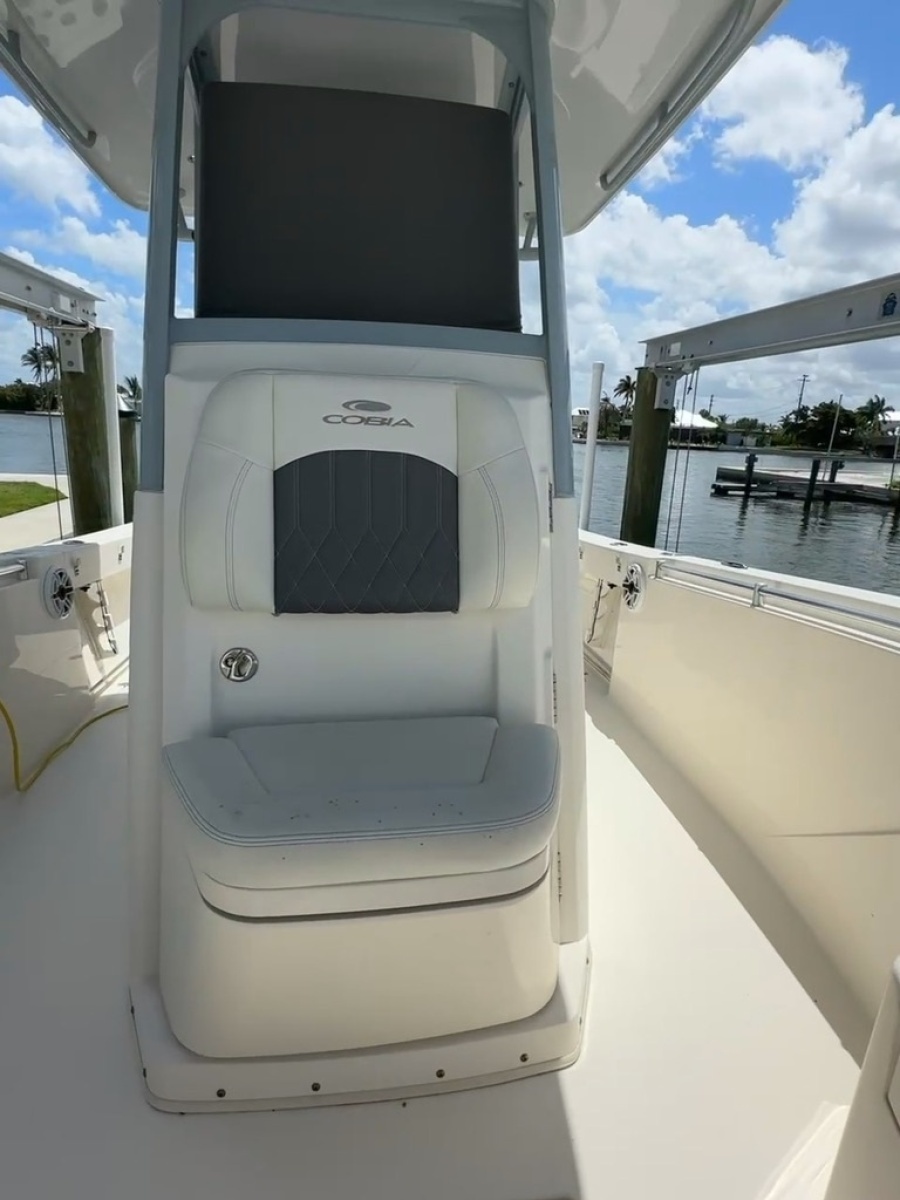 2021 Cobia 240 CC