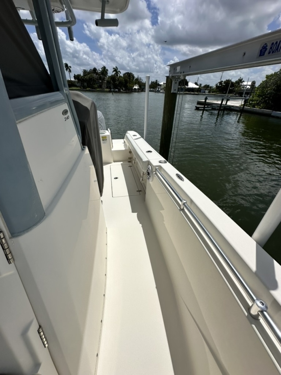 2021 Cobia 240 CC