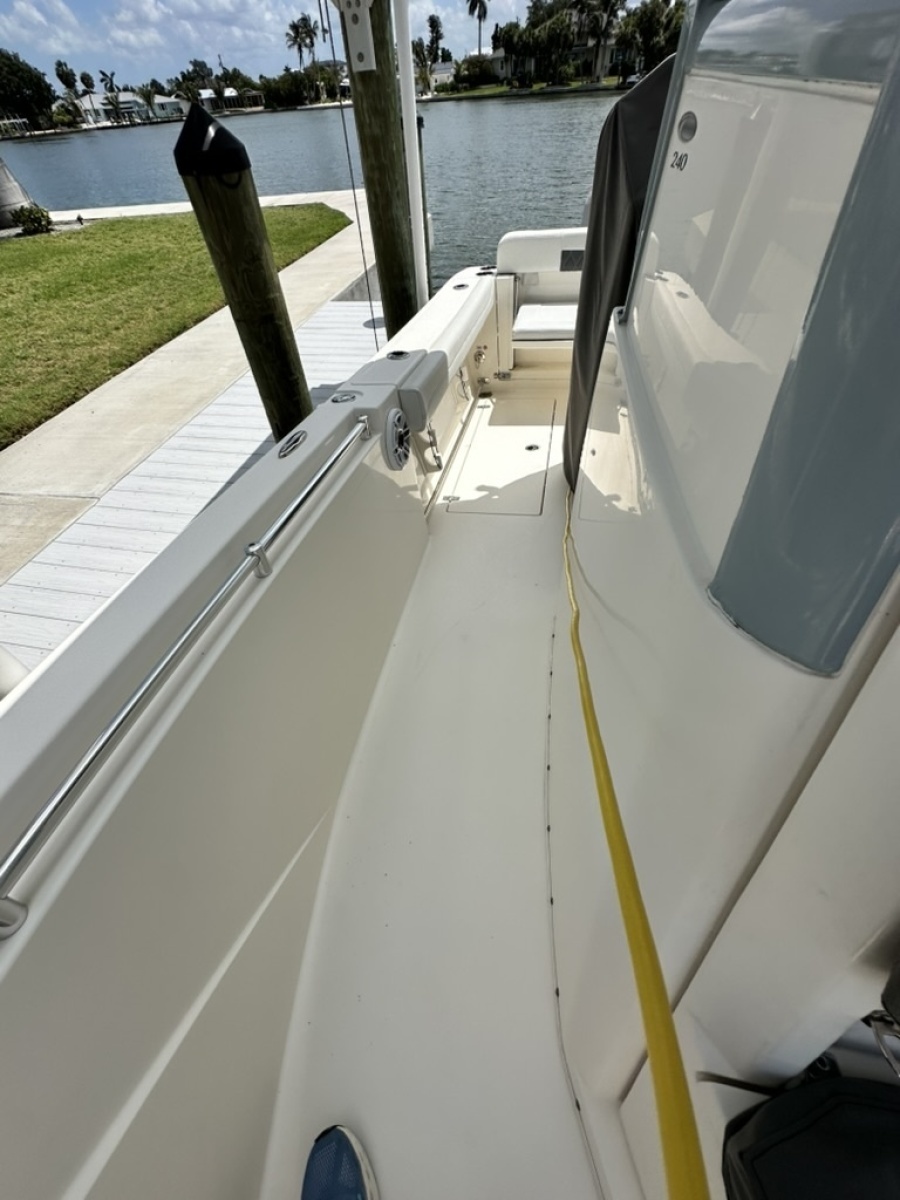 2021 Cobia 240 CC