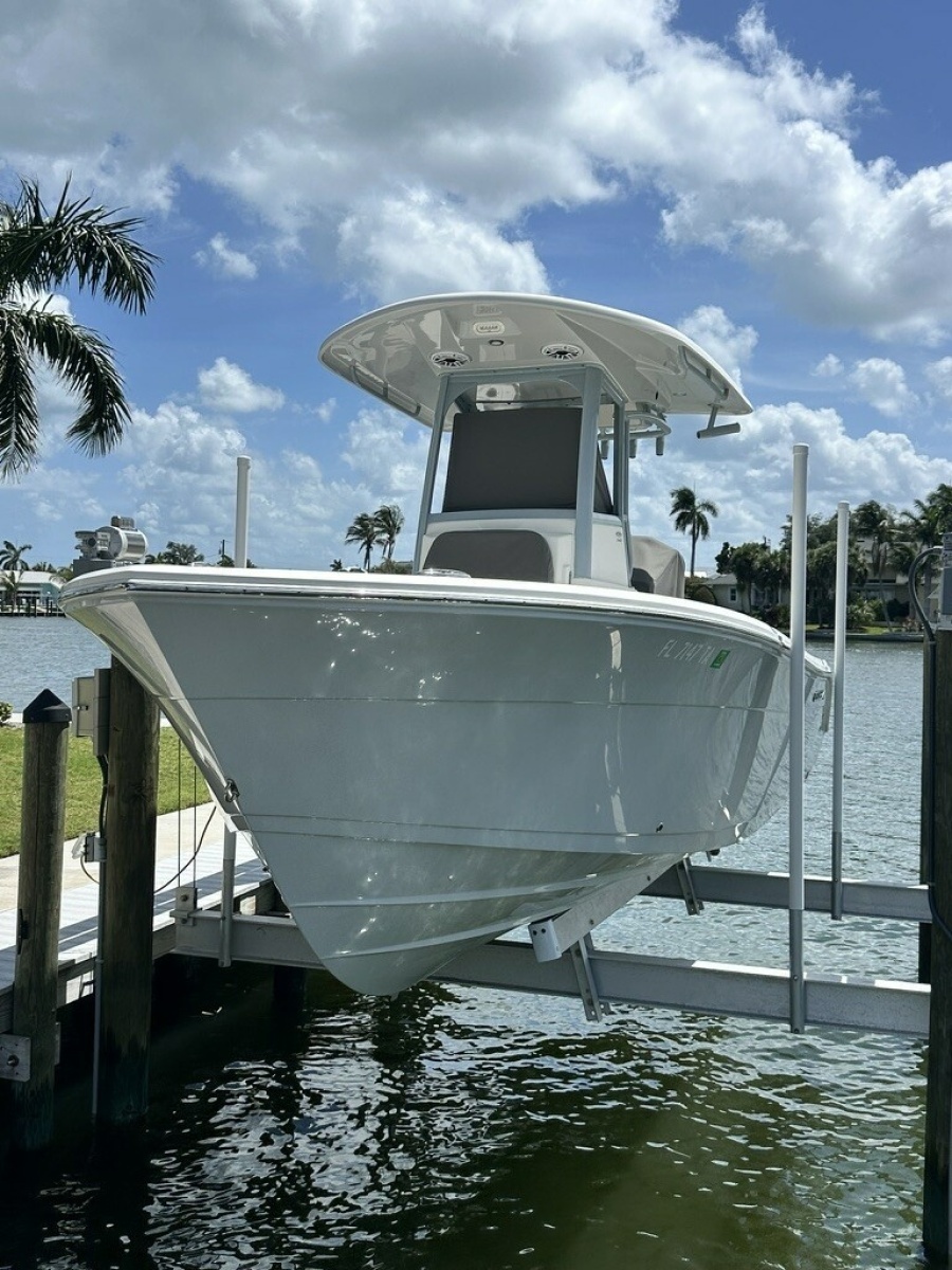 2021 Cobia 240 CC
