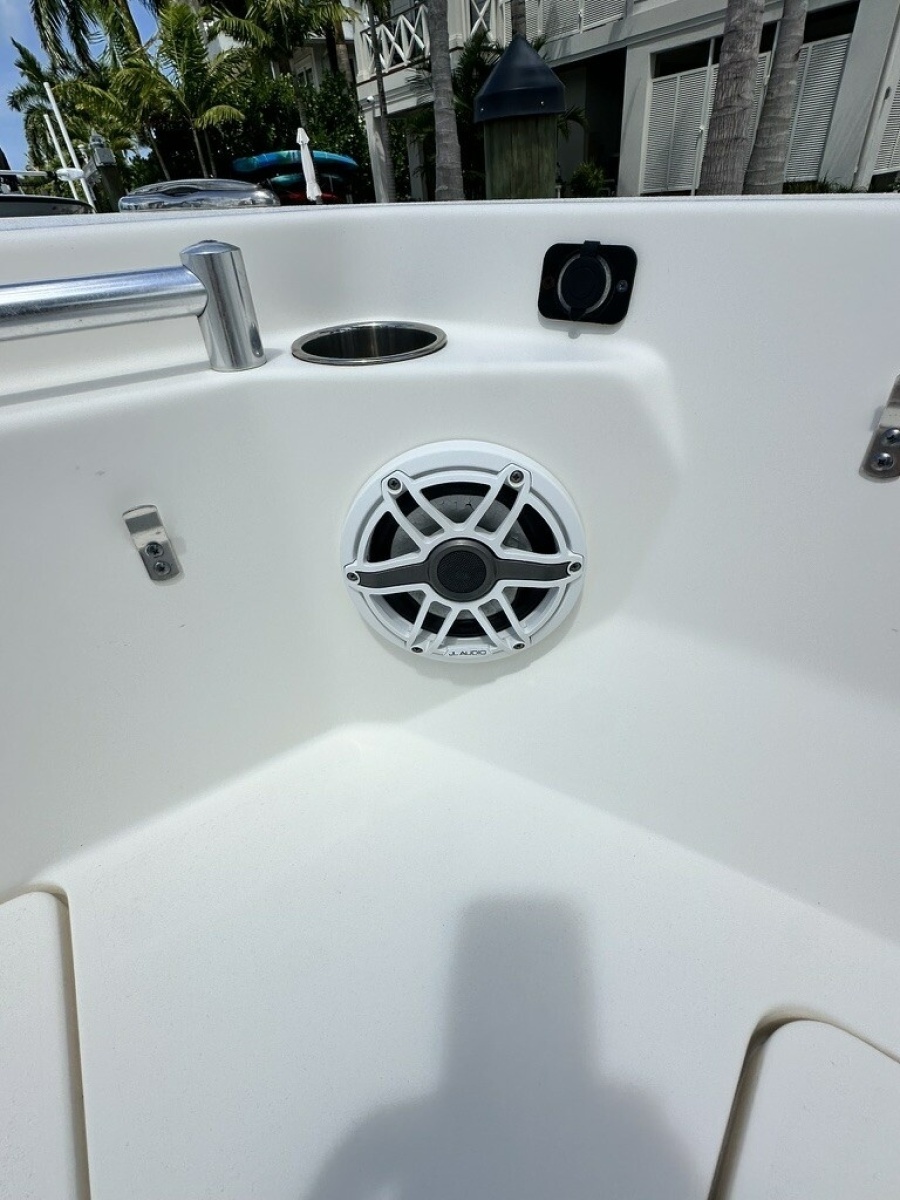 2021 Cobia 240 CC