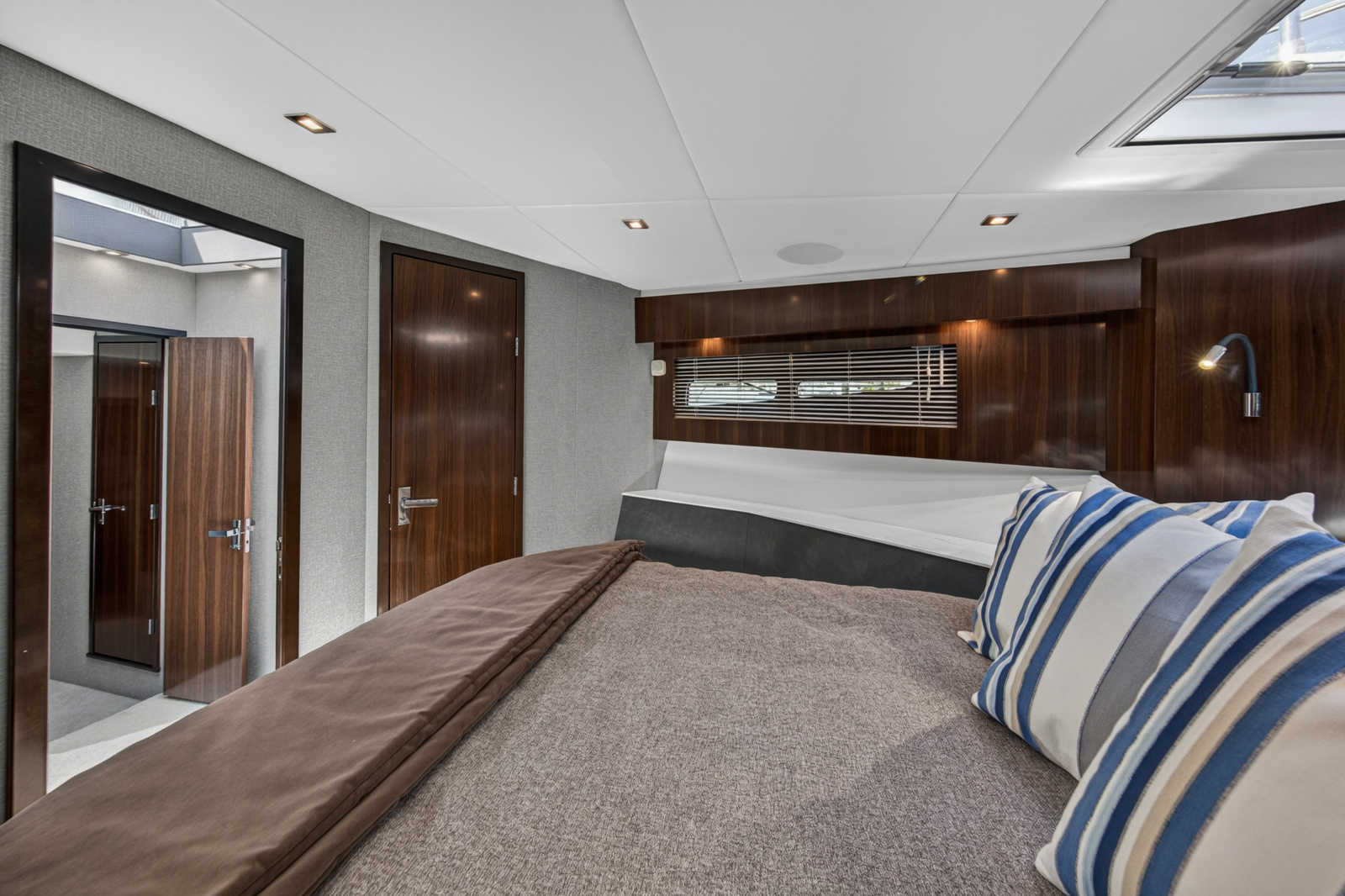 2023 Cruisers Yachts 50 CANTIUS