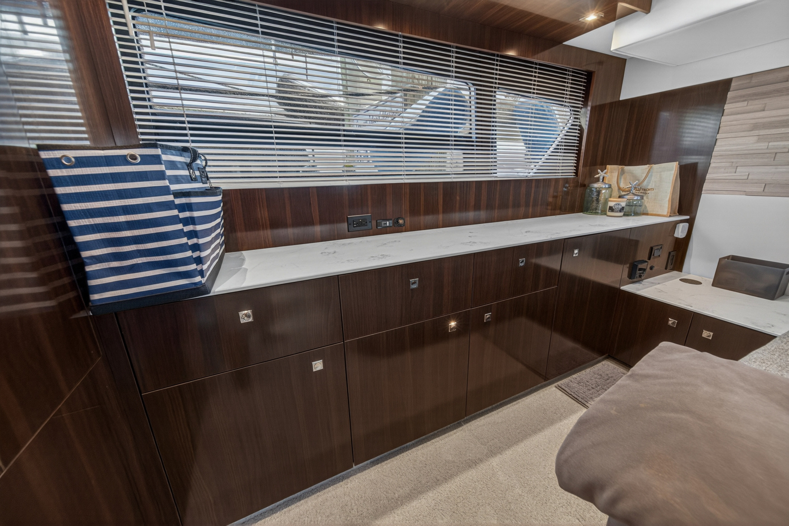 2023 Cruisers Yachts 50 CANTIUS