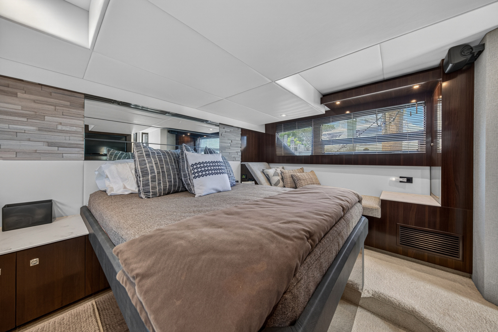 2023 Cruisers Yachts 50 CANTIUS