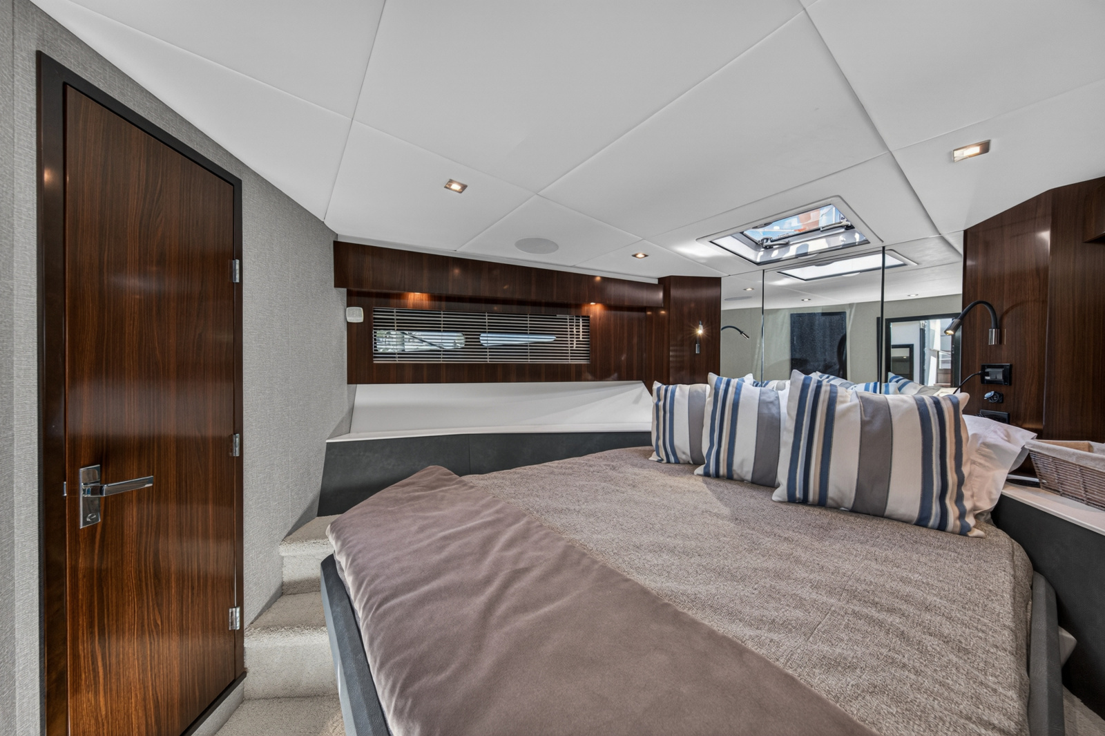 2023 Cruisers Yachts 50 CANTIUS