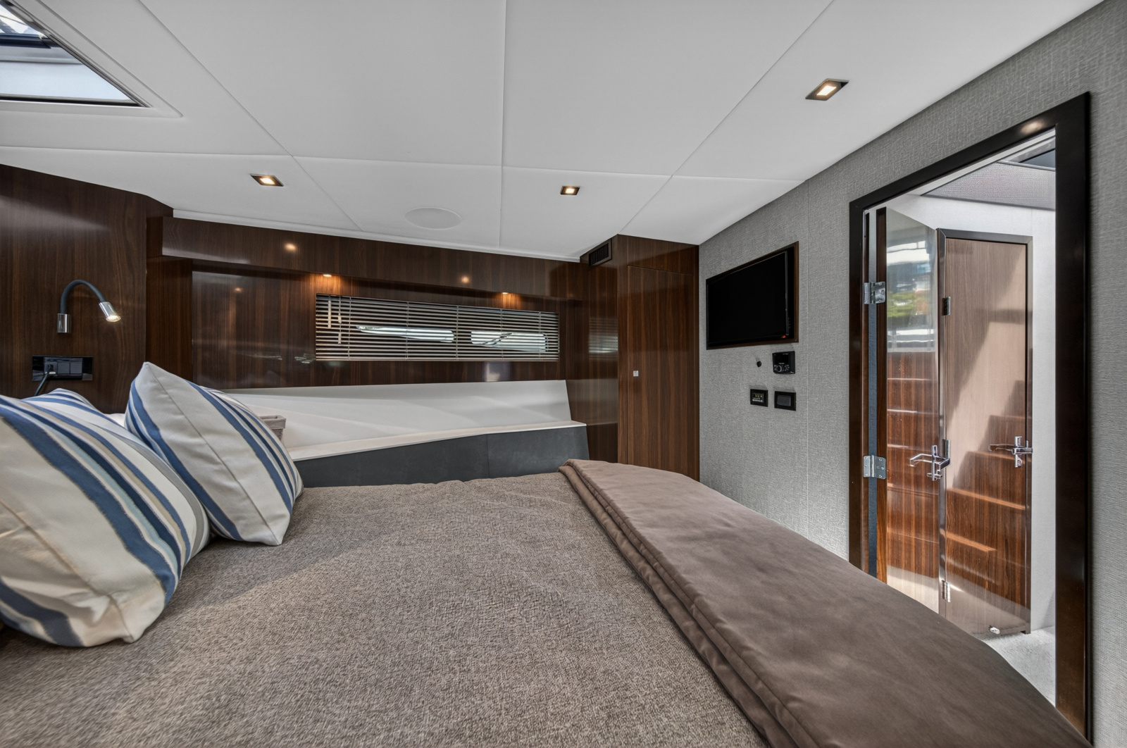 2023 Cruisers Yachts 50 CANTIUS