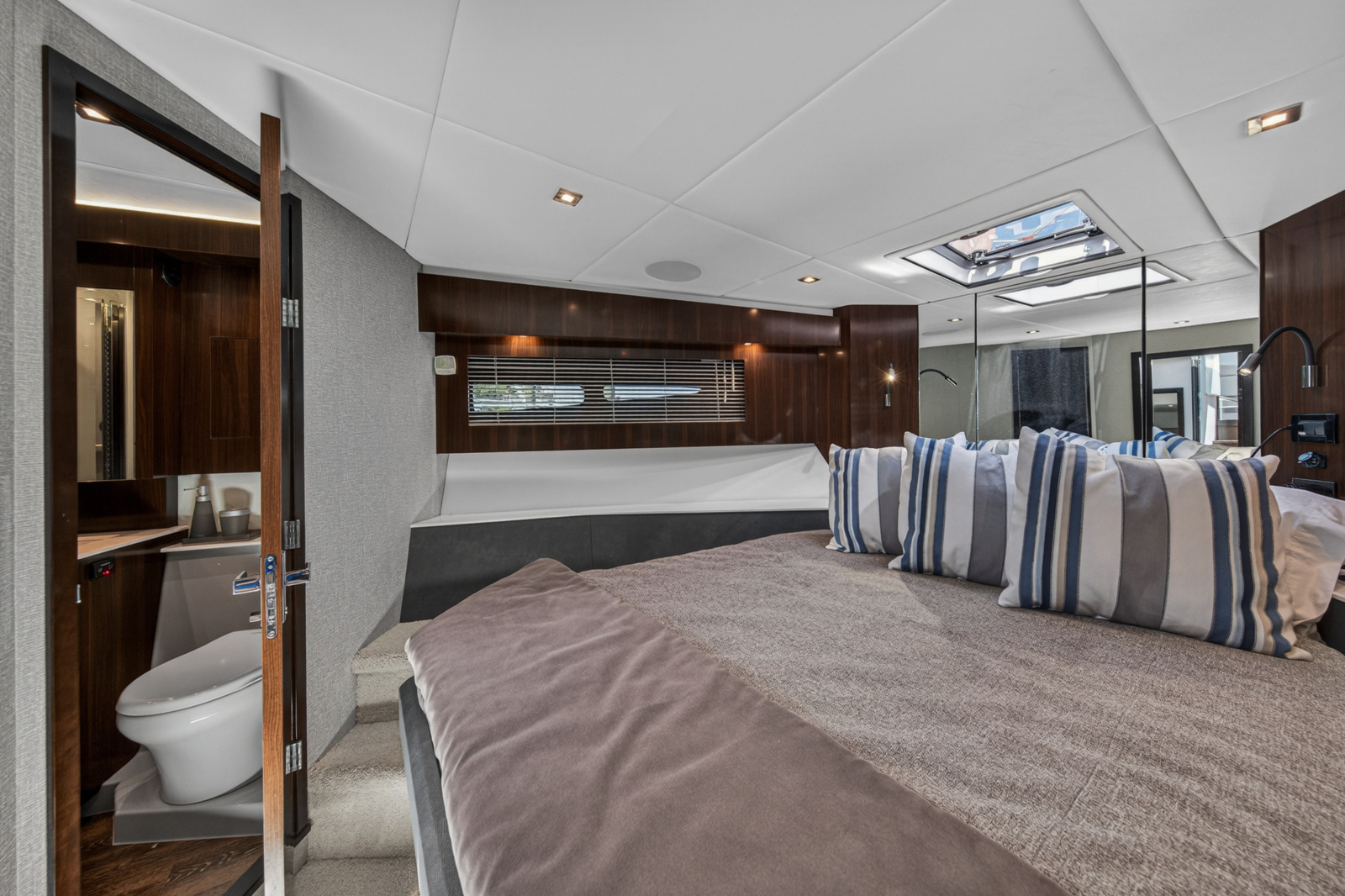 2023 Cruisers Yachts 50 CANTIUS