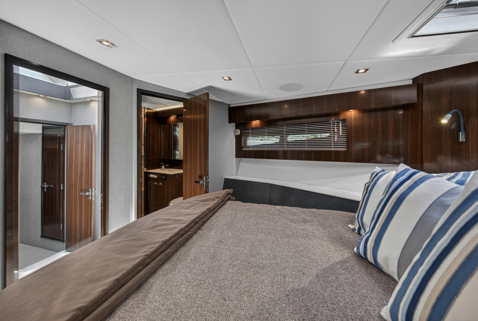 2023 Cruisers Yachts 50 CANTIUS
