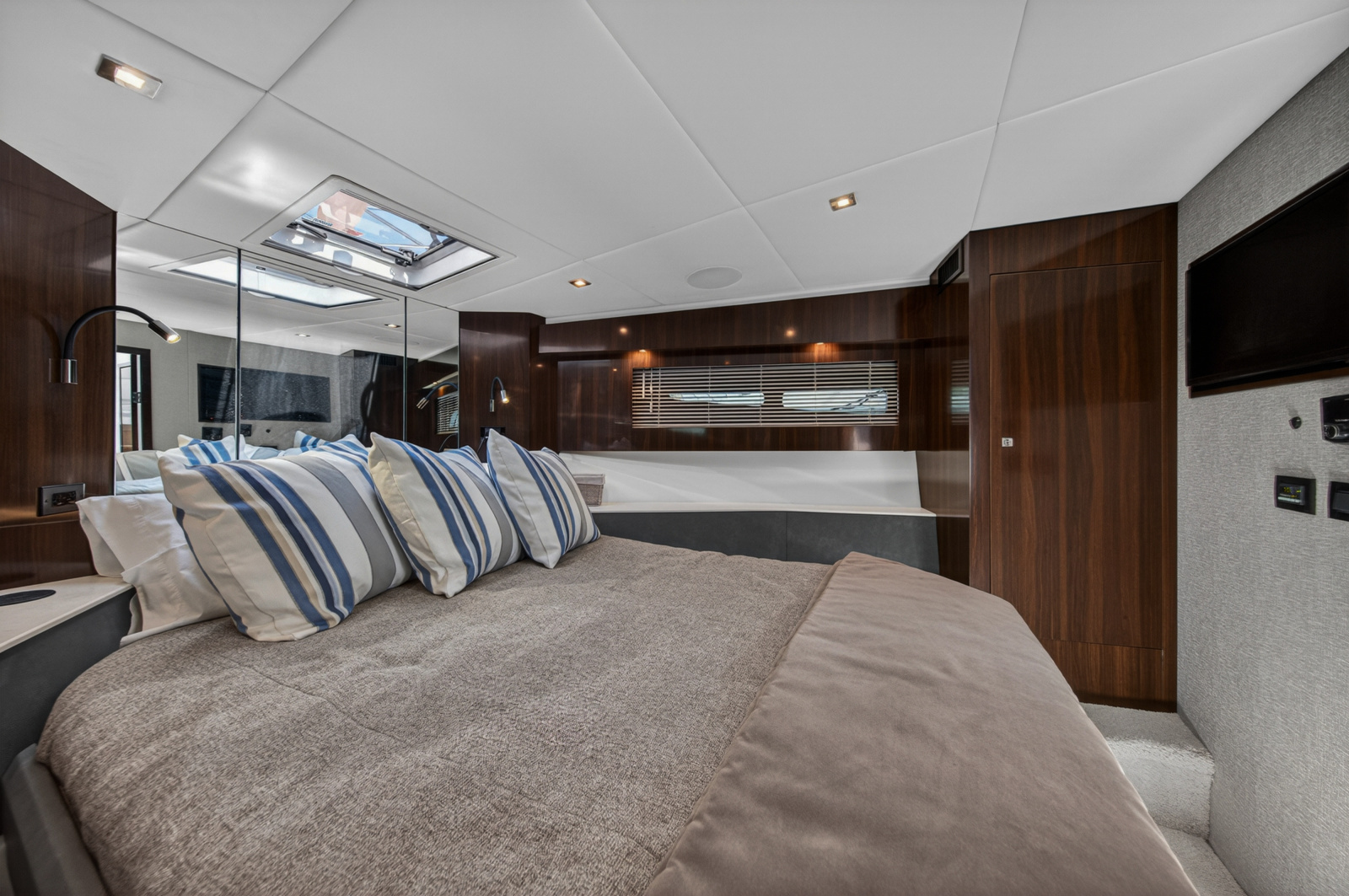 2023 Cruisers Yachts 50 CANTIUS