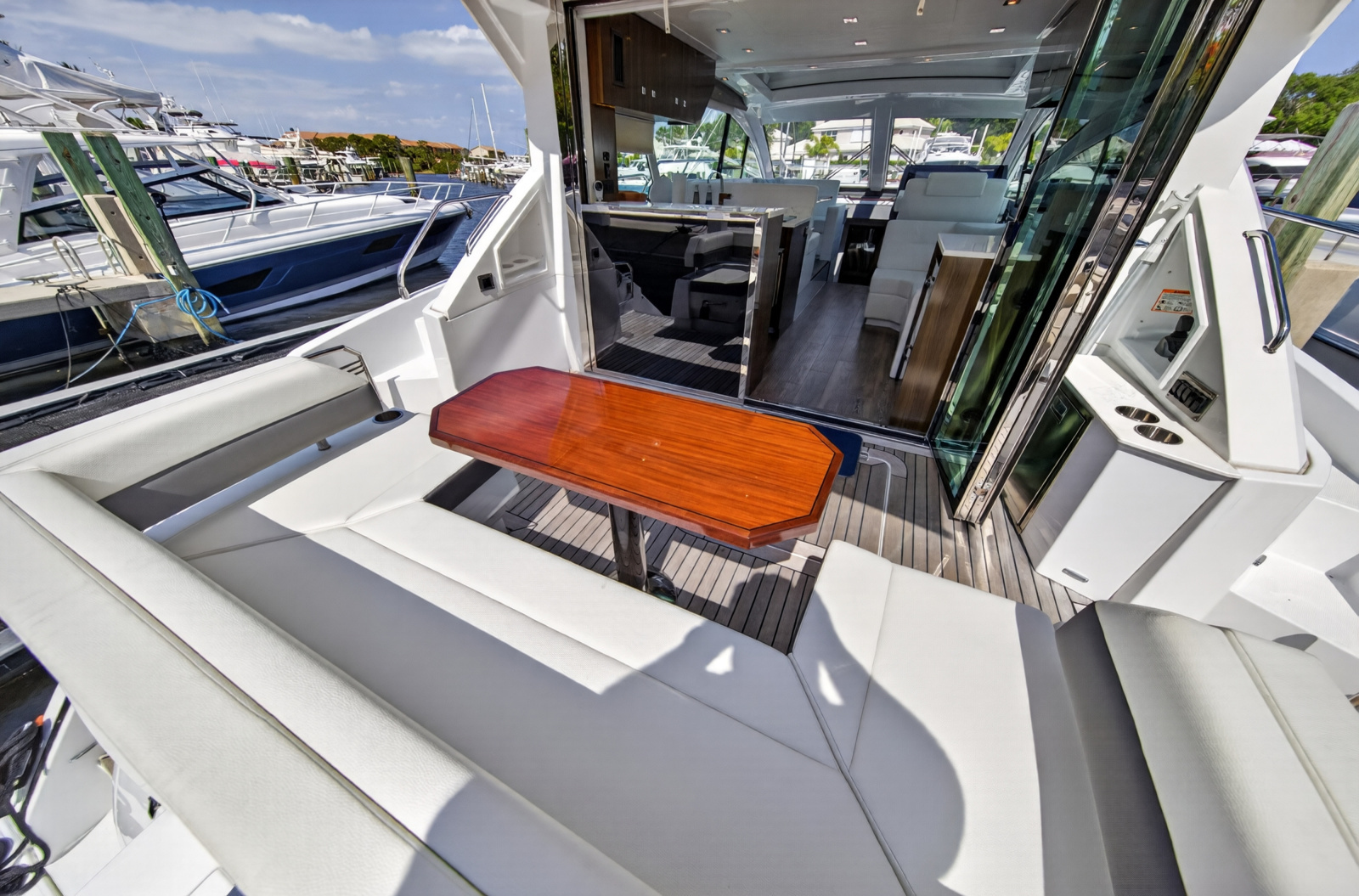2023 Cruisers Yachts 50 CANTIUS