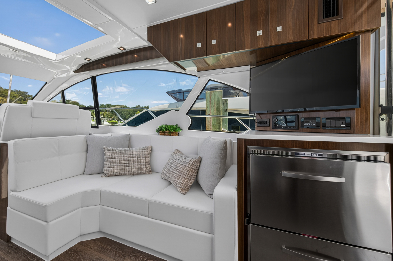 2023 Cruisers Yachts 50 CANTIUS