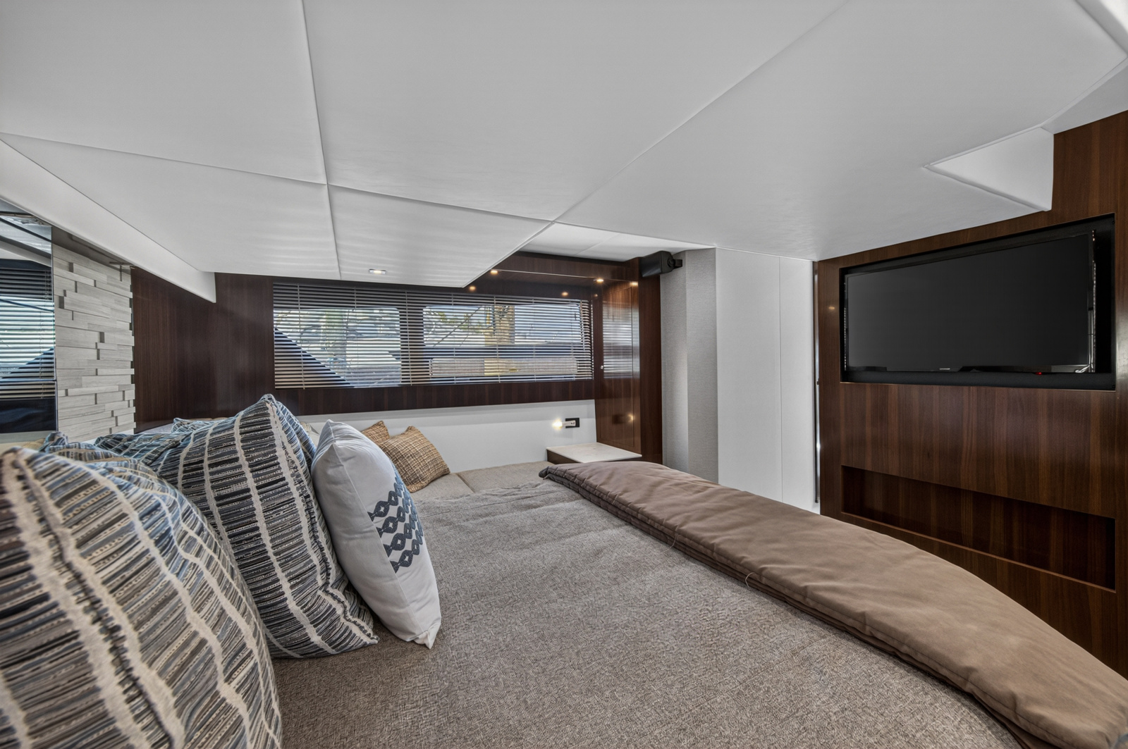2023 Cruisers Yachts 50 CANTIUS