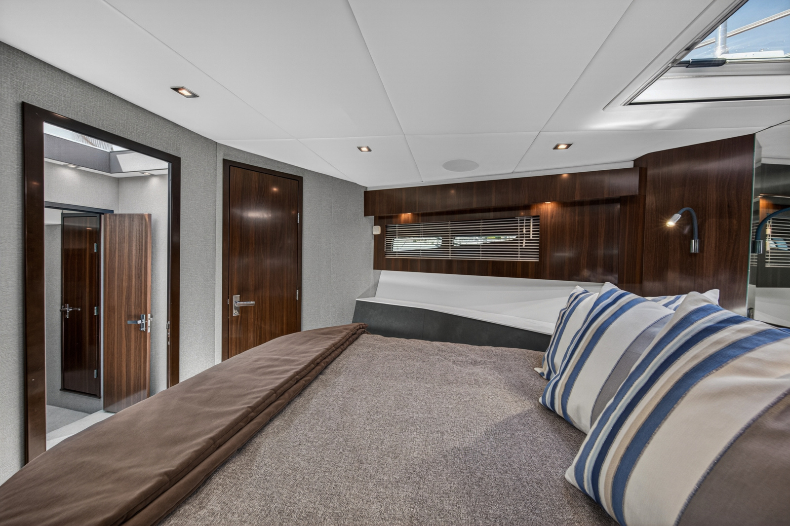 2023 Cruisers Yachts 50 CANTIUS