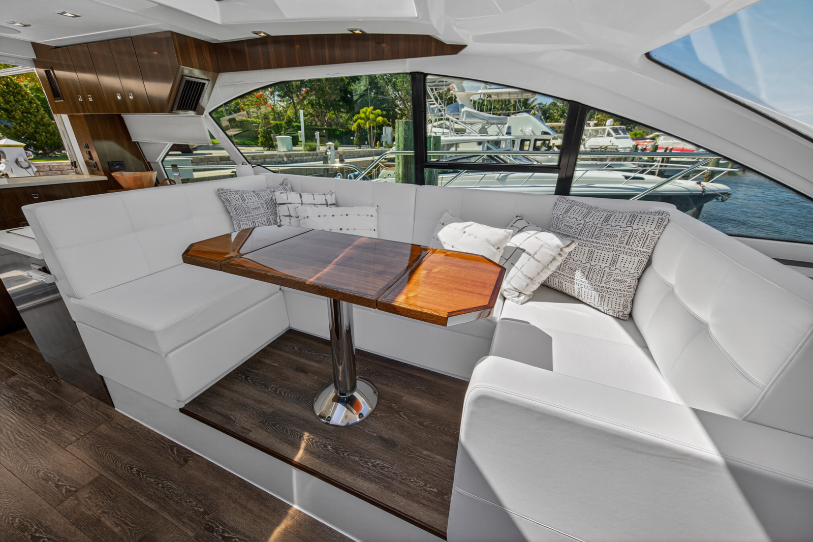 2023 Cruisers Yachts 50 CANTIUS