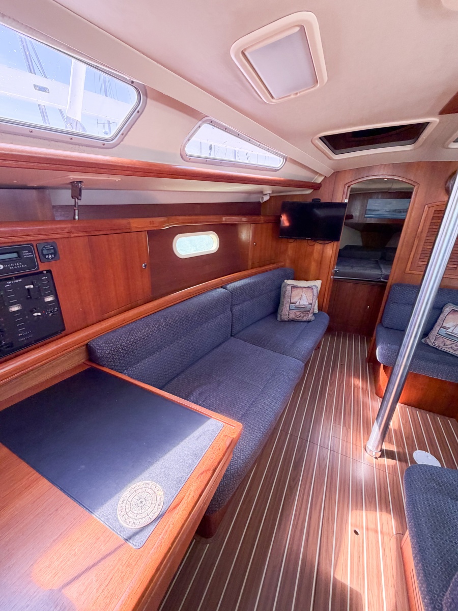 2005 Hunter 36