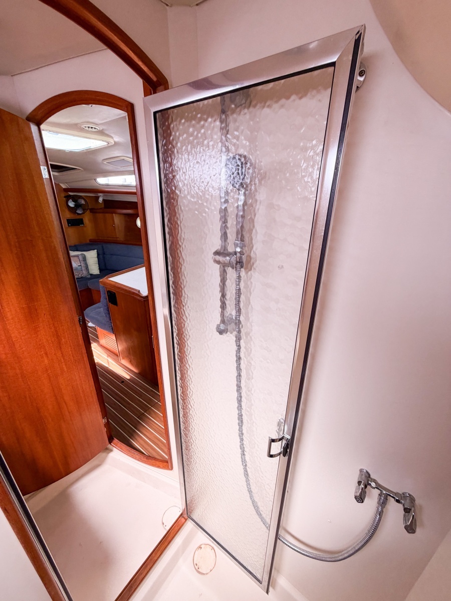 2005 Hunter 36